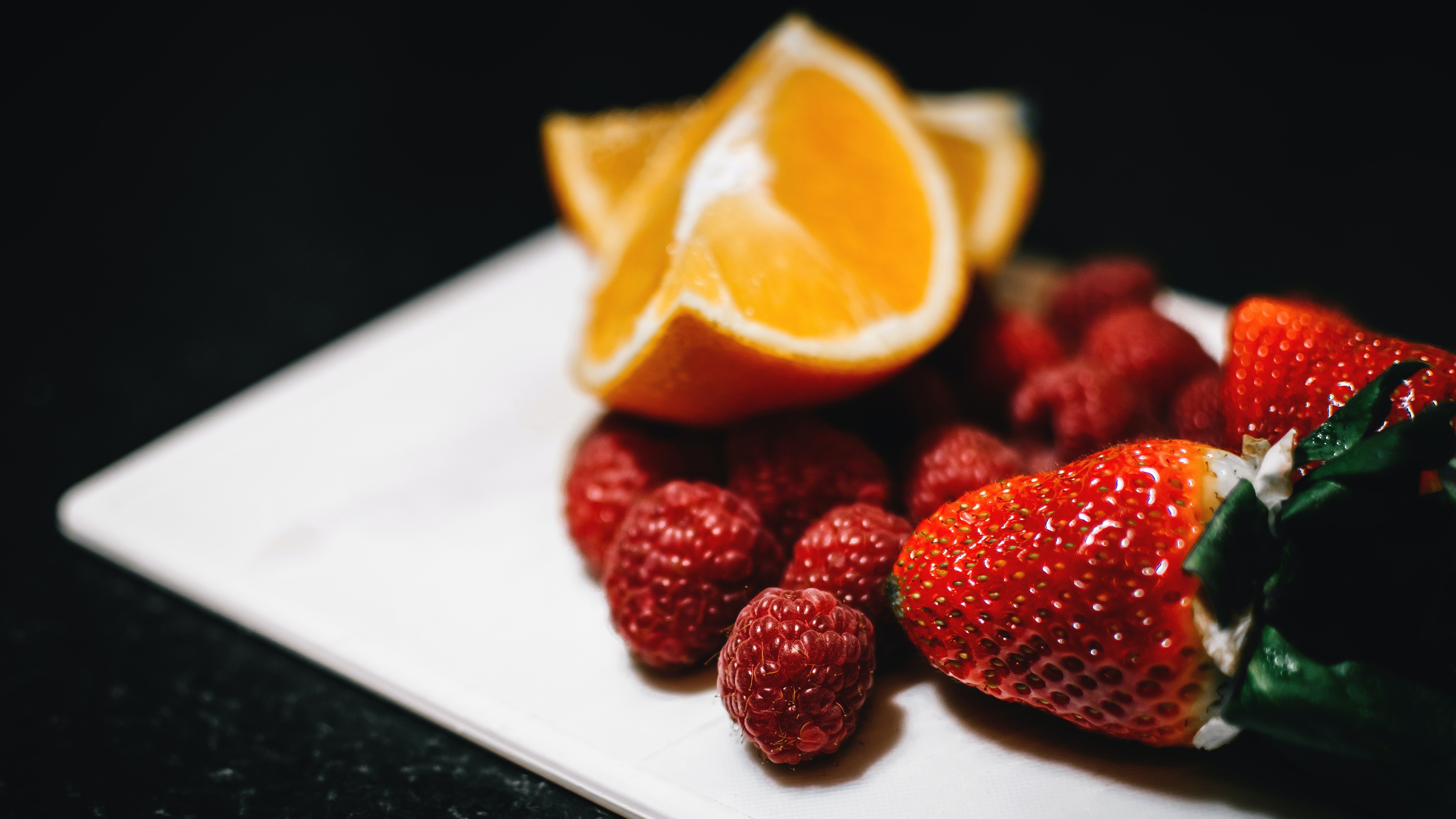 Handy-Wallpaper Erdbeere, Himbeere, Frucht, Nahrungsmittel, Orange (Obst) kostenlos herunterladen.