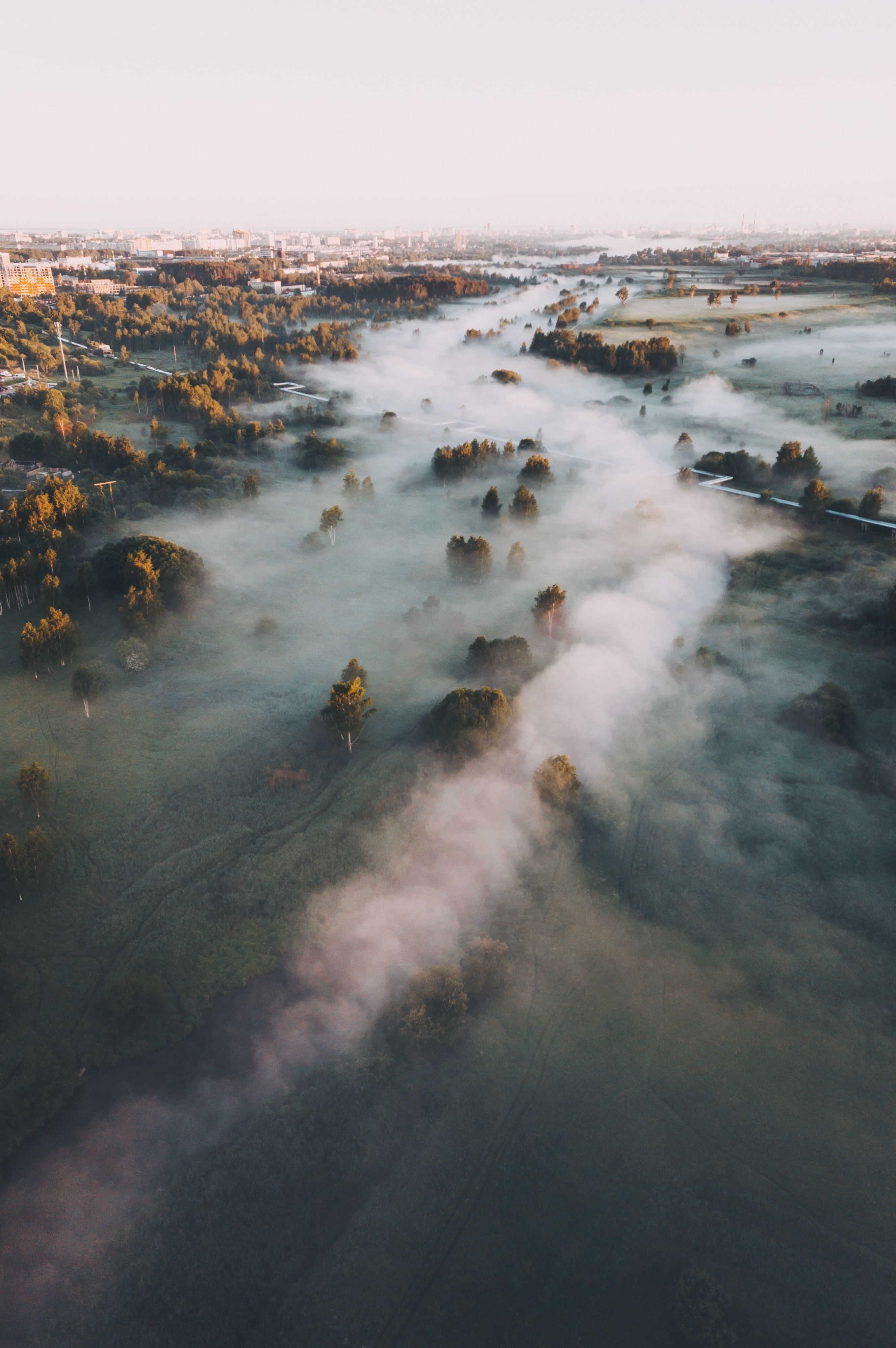 Téléchargez des papiers peints mobile Collines, Villes, Ville, Vue D’En Haut, Brouillard, Vue D'en Haut, Les Collines, Arbres gratuitement.