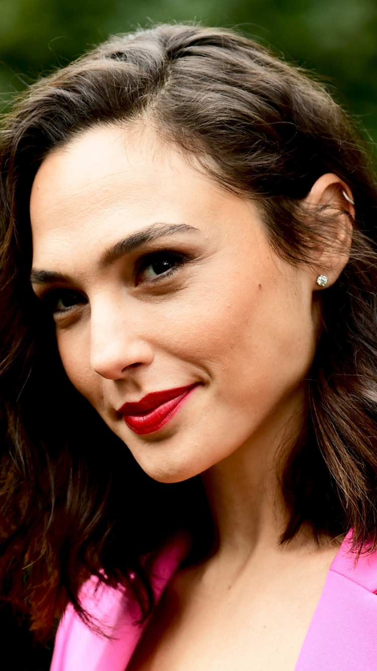 Download mobile wallpaper Smile, Face, Brunette, Model, Celebrity, Brown Eyes, Long Hair, Actress, Lipstick, Gal Gadot, Israeli for free.