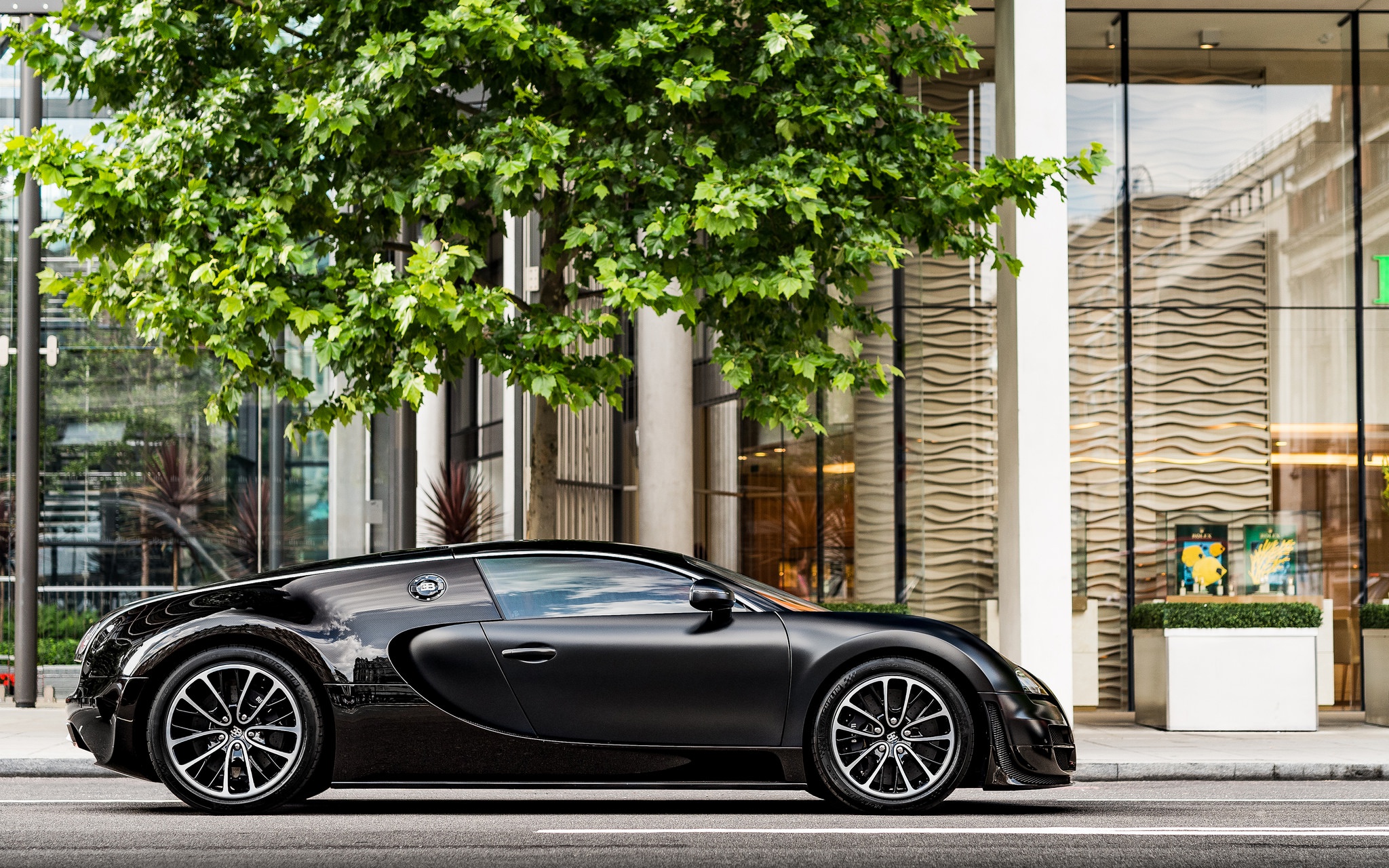 Download mobile wallpaper Bugatti, Building, Tree, Car, Supercar, Bugatti Veyron, Vehicles, Black Car for free.