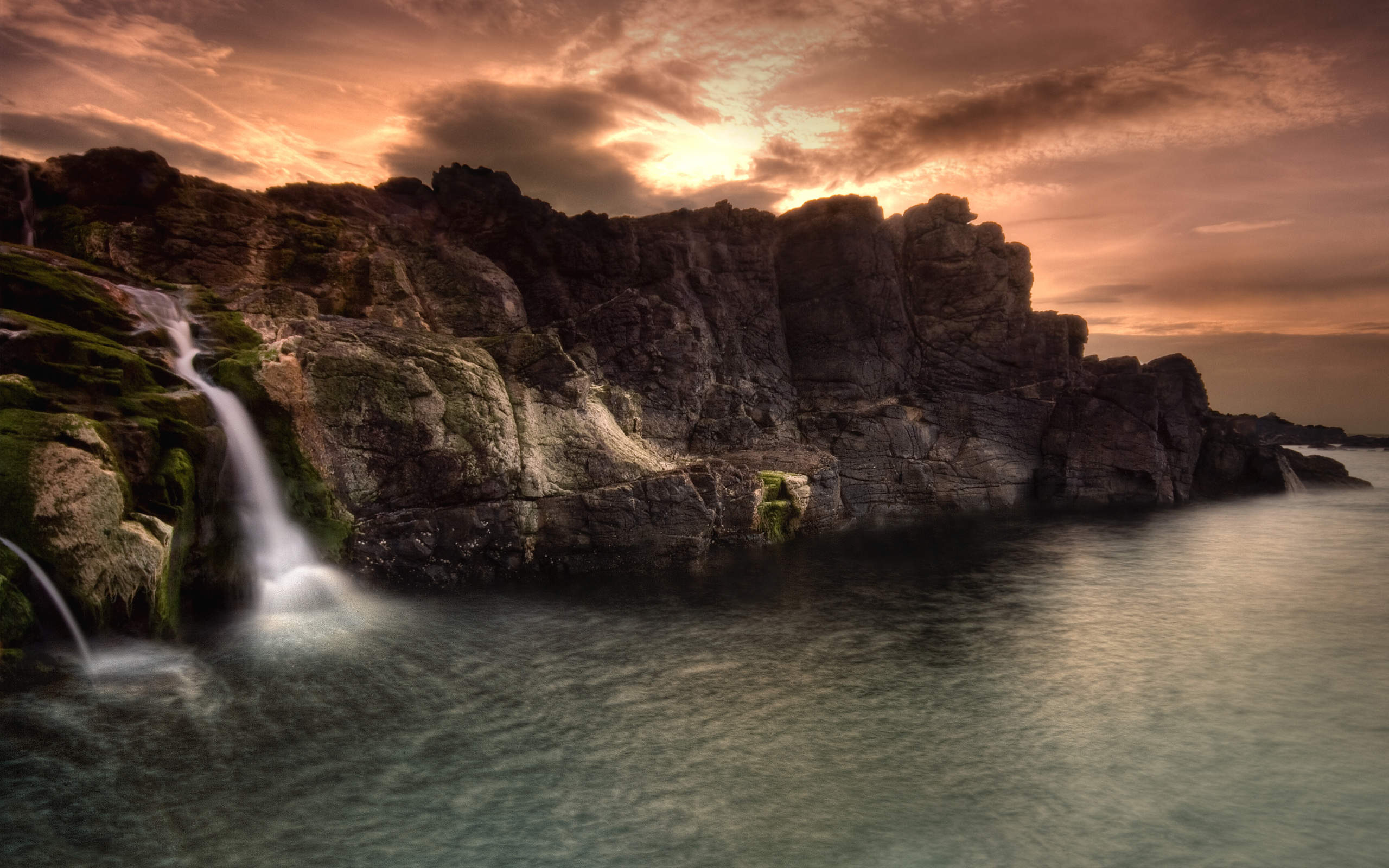 167531 скачать обои ирландия, земля/природа, водопад, утёс, облака, береговая линия, океан, ручей, водопады - заставки и картинки бесплатно