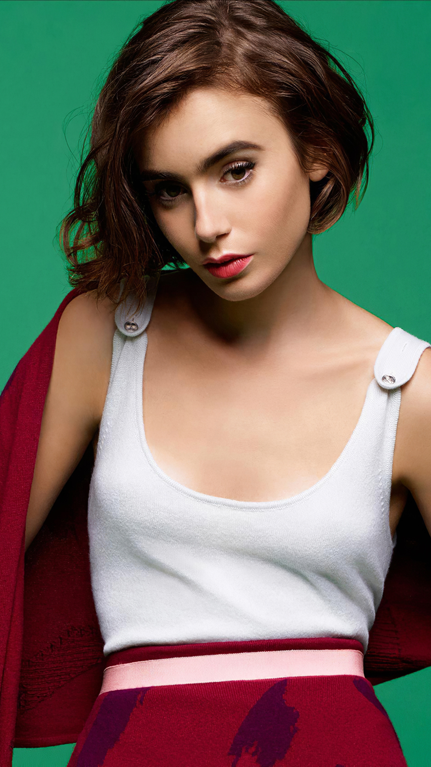 Download mobile wallpaper Brunette, American, Celebrity, Short Hair, Actress, Lily Collins for free.