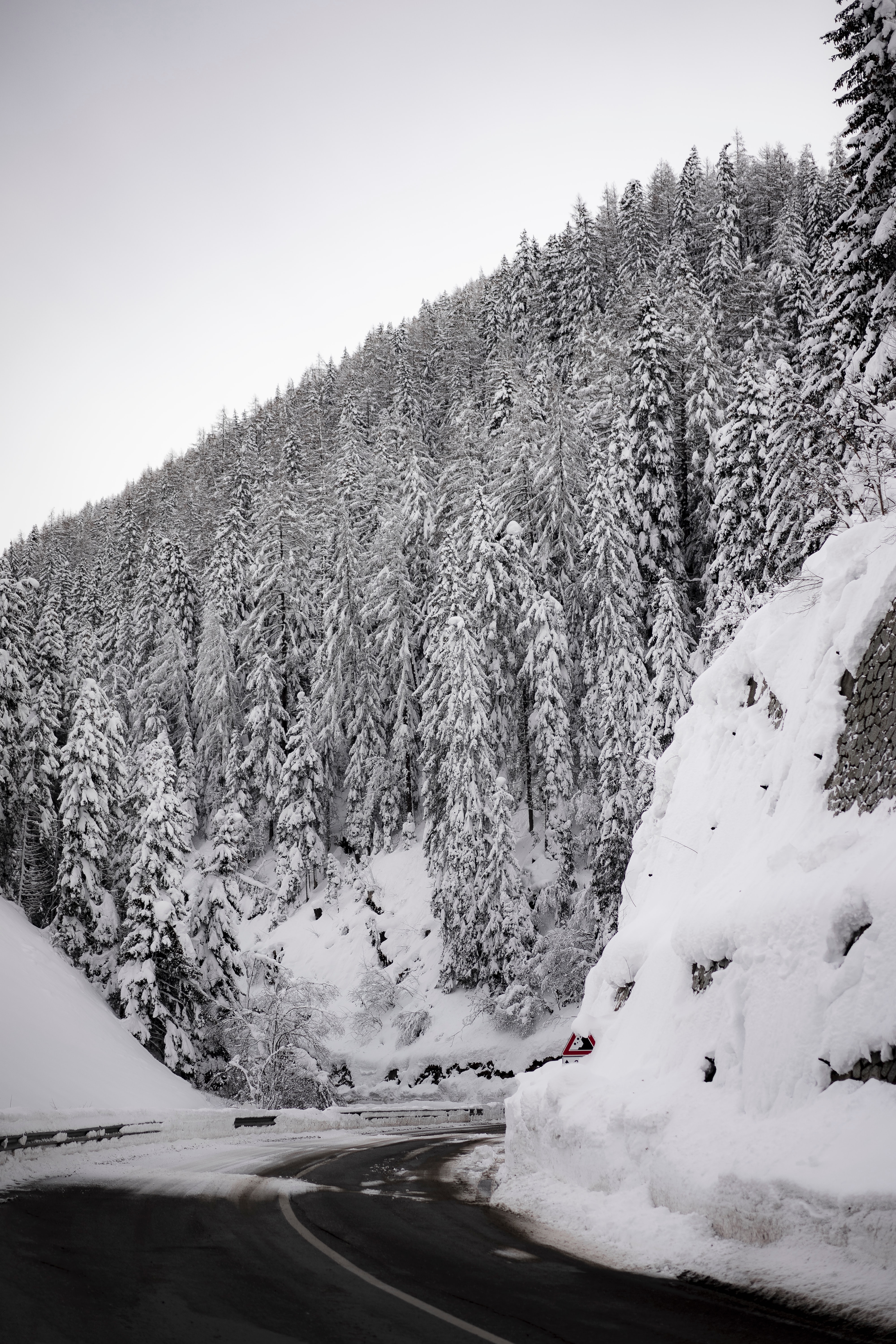 Скачать картинку Склон, Гора, Деревья, Снег, Дорога, Природа, Зима в телефон бесплатно.
