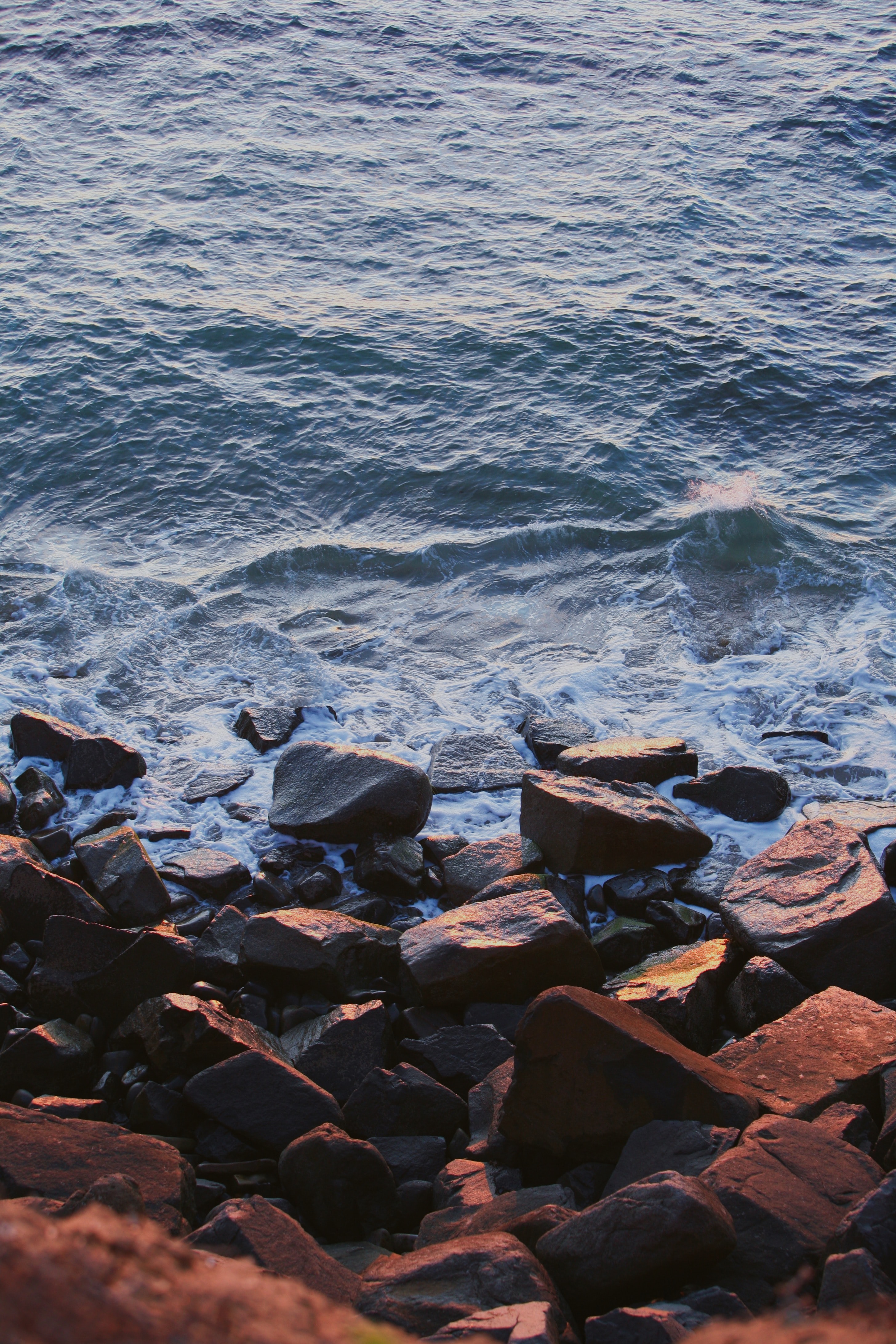 Handy-Wallpaper Stones, Waves, Bank, Wasser, Ufer, Natur, Sea kostenlos herunterladen.