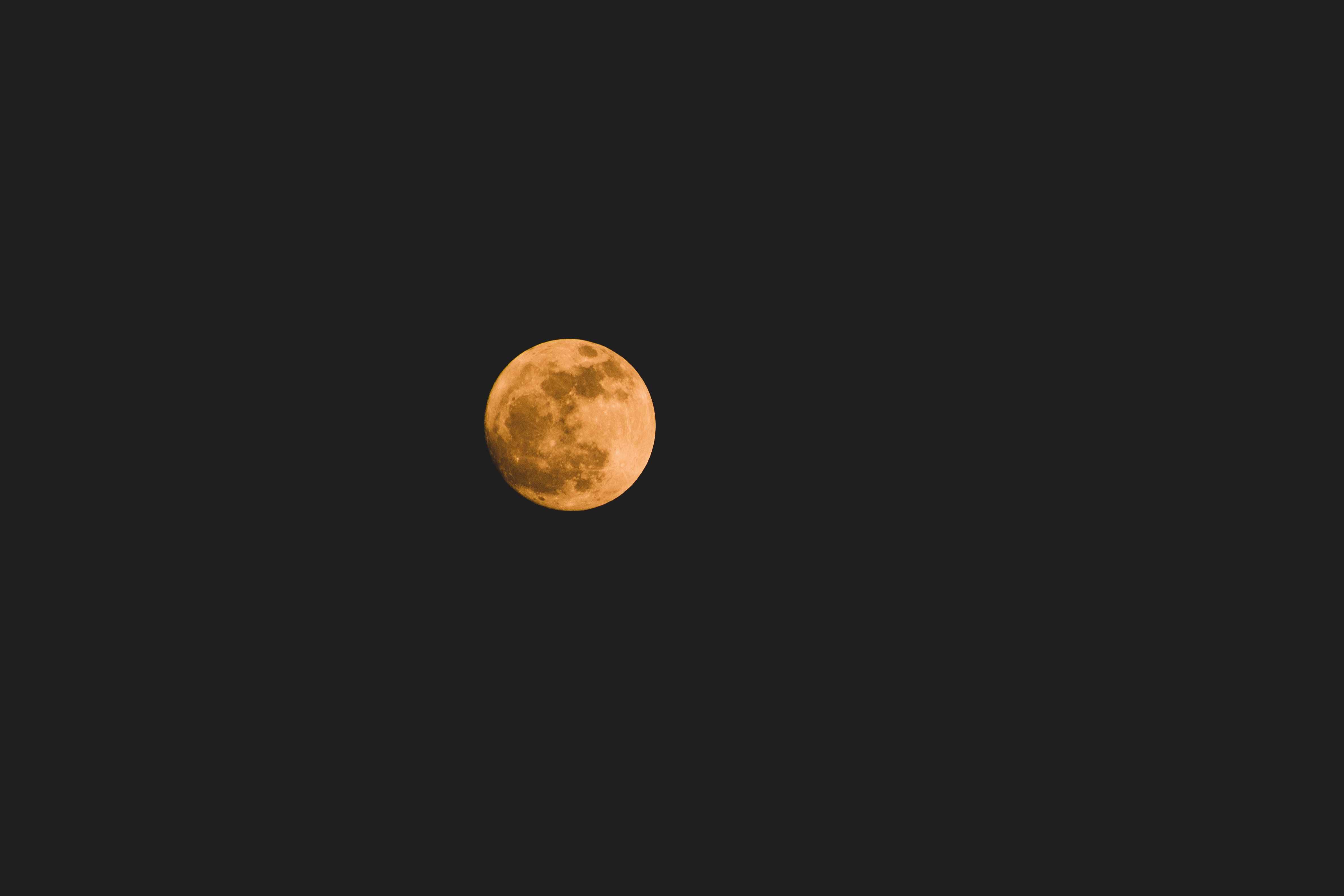 152416 завантажити шпалери місяць, небо, космос, ніч, жовтий, повний місяць - заставки і картинки безкоштовно