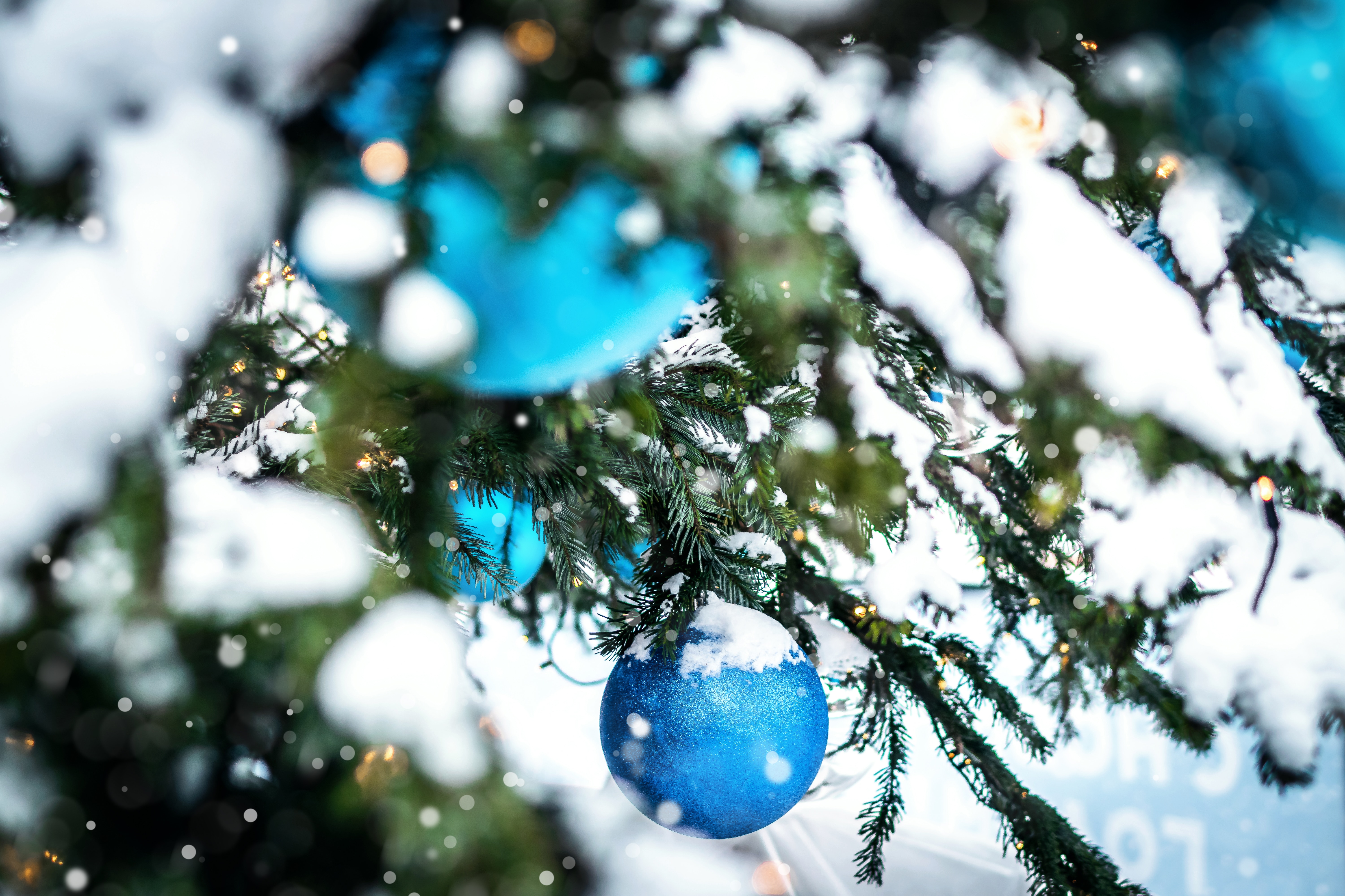 Laden Sie das Neujahr, Neues Jahr, Dekoration, Schnee, Bälle, Feiertage, Weihnachtsbaum, Weihnachten-Bild kostenlos auf Ihren PC-Desktop herunter