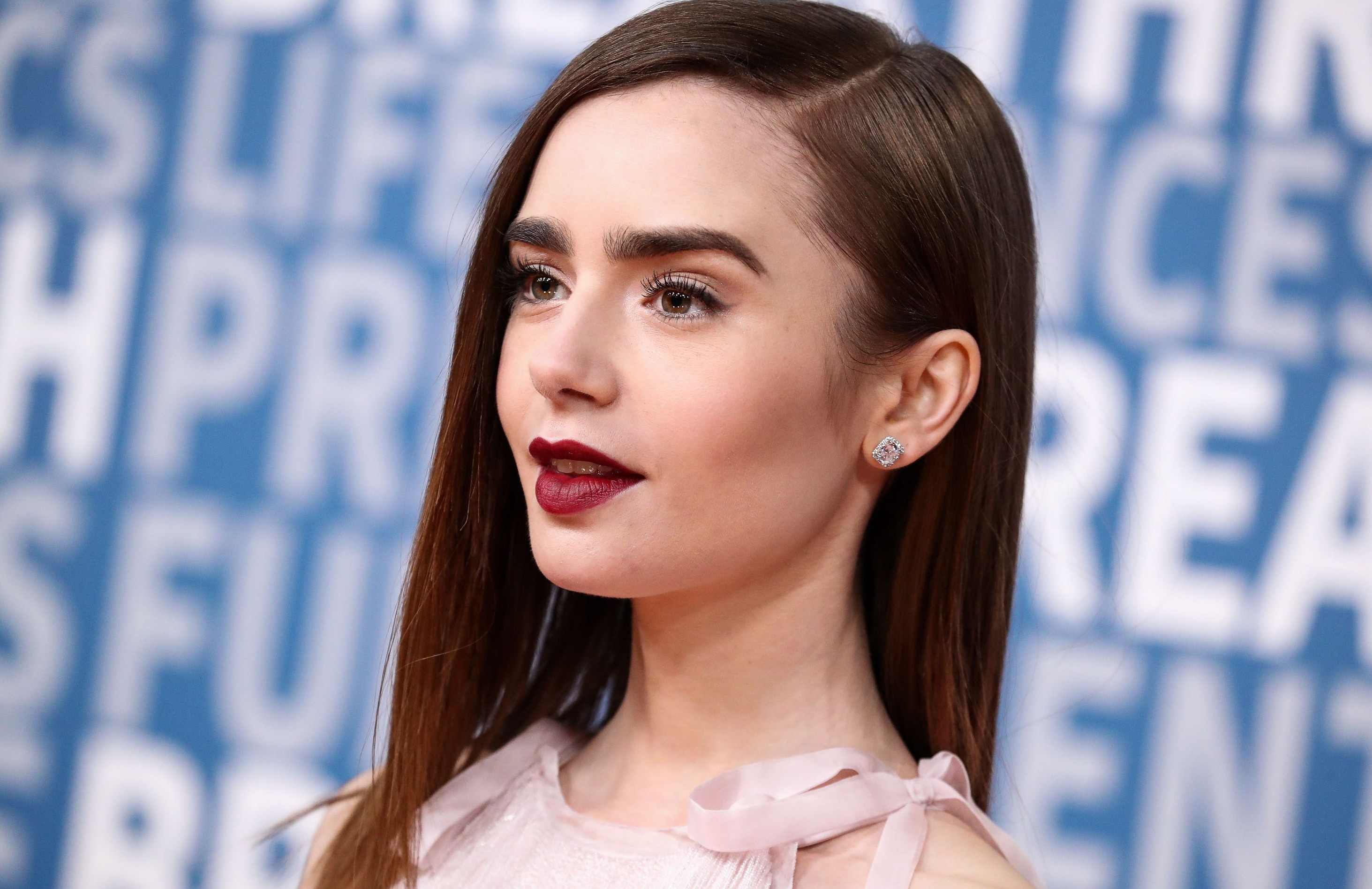 Download mobile wallpaper English, Face, Brunette, Celebrity, Actress, Lipstick, Lily Collins for free.