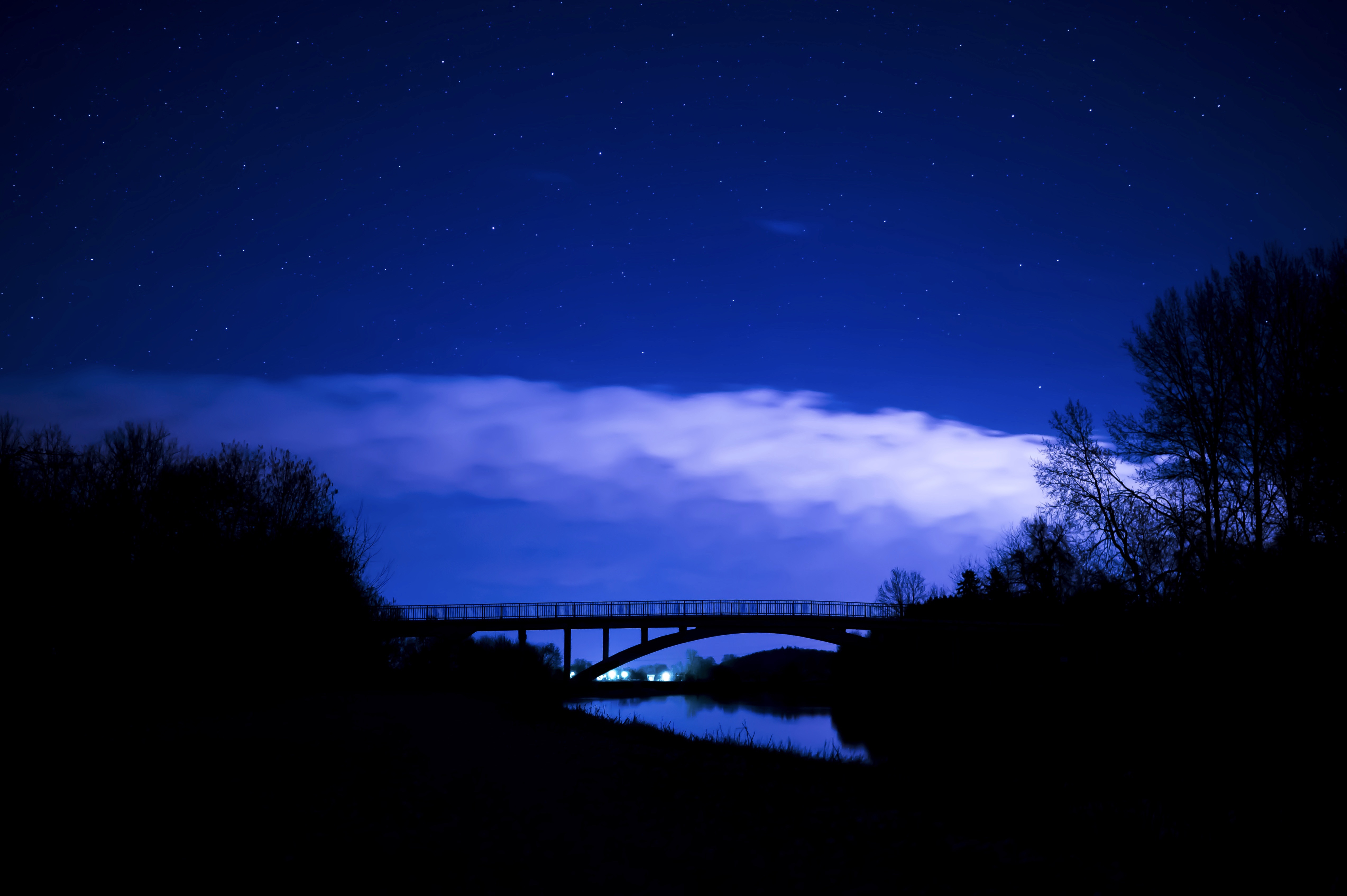 Скачать картинку Мост, Ночь, Облака, Звездное Небо, Темные в телефон бесплатно.