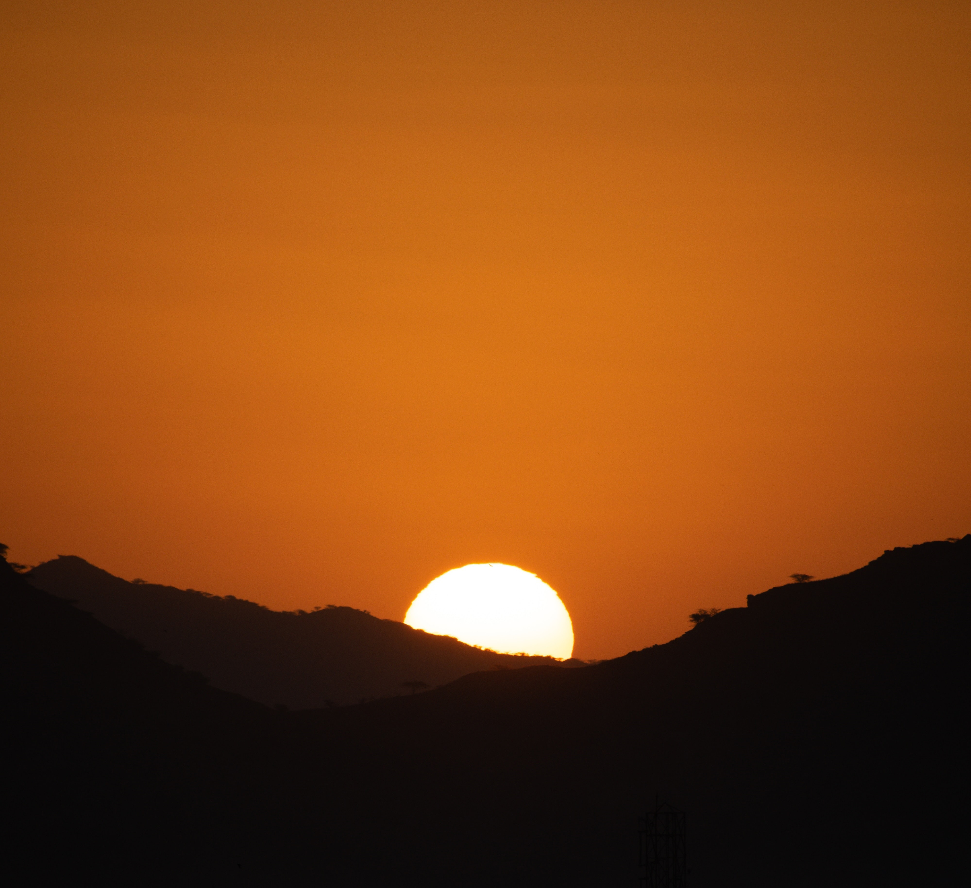 Download mobile wallpaper Outlines, Dusk, Mountains, Sun, Sunset, Twilight, Nature for free.