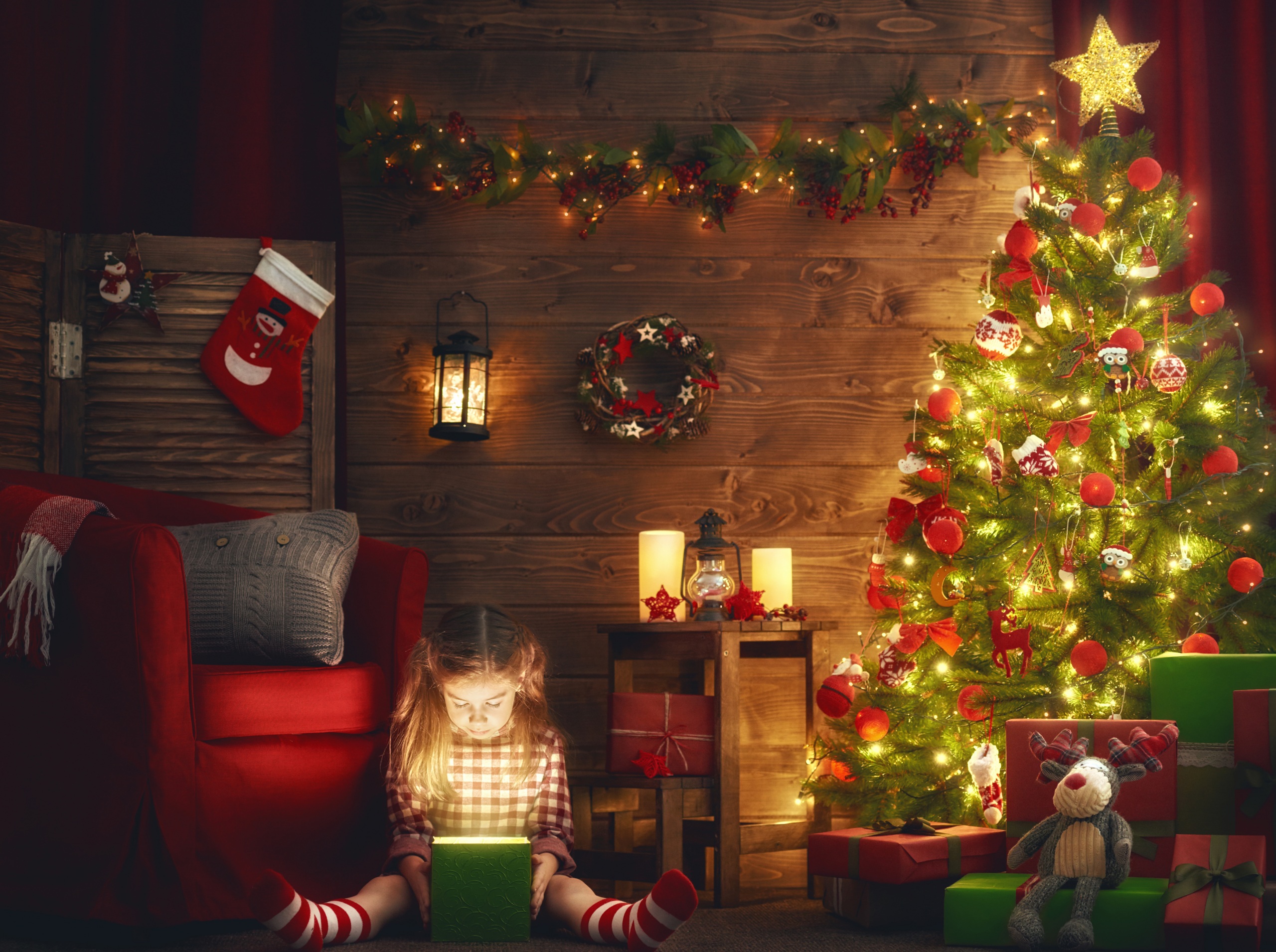 PCデスクトップにクリスマス, 贈り物, クリスマスツリー, クリスマスオーナメント, ホリデー, 少女画像を無料でダウンロード