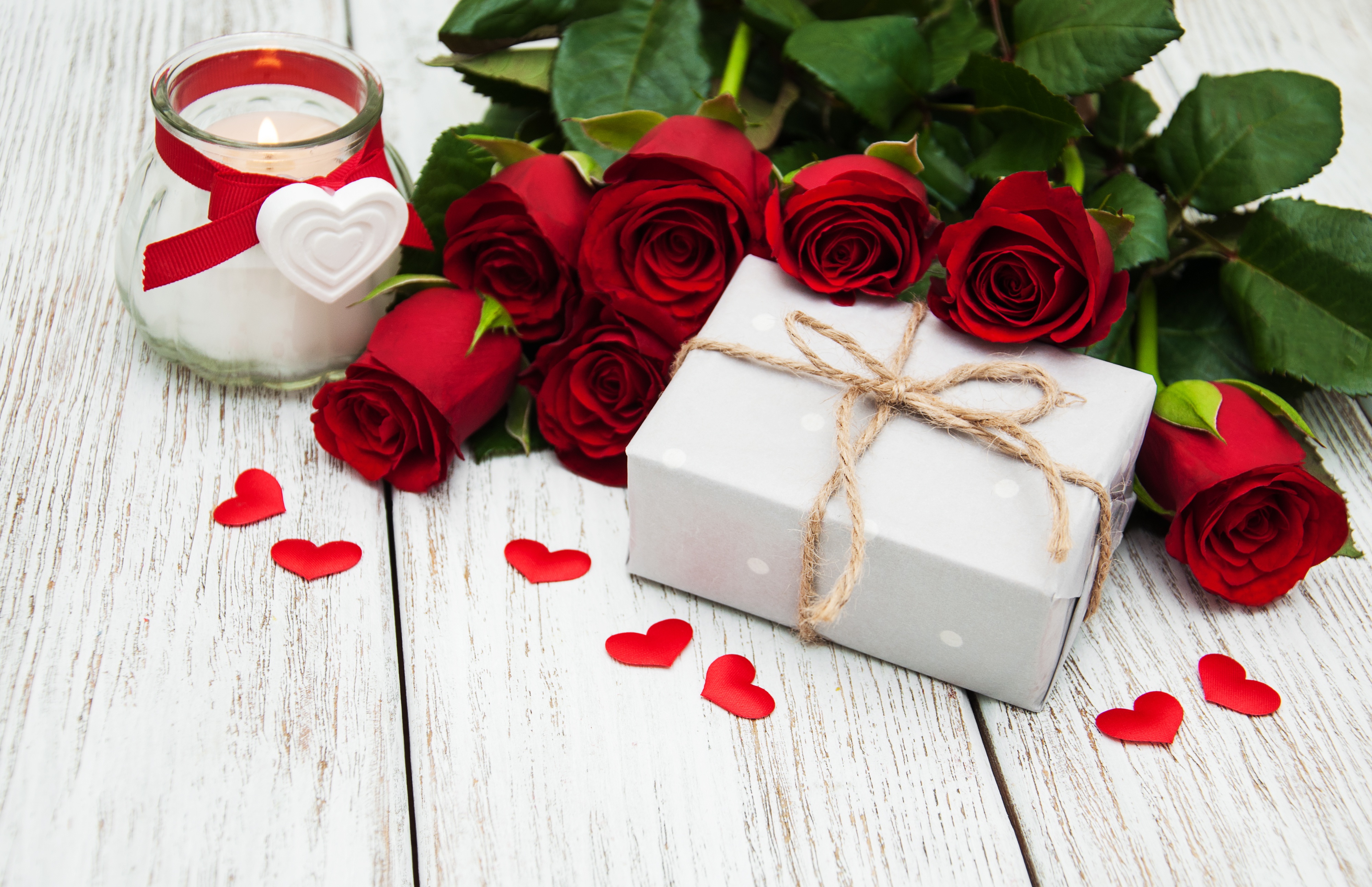 Handy-Wallpaper Feiertage, Liebe, Valentinstag, Rose, Geschenk, Kerze, Herz, Romantisch, Rote Blume kostenlos herunterladen.
