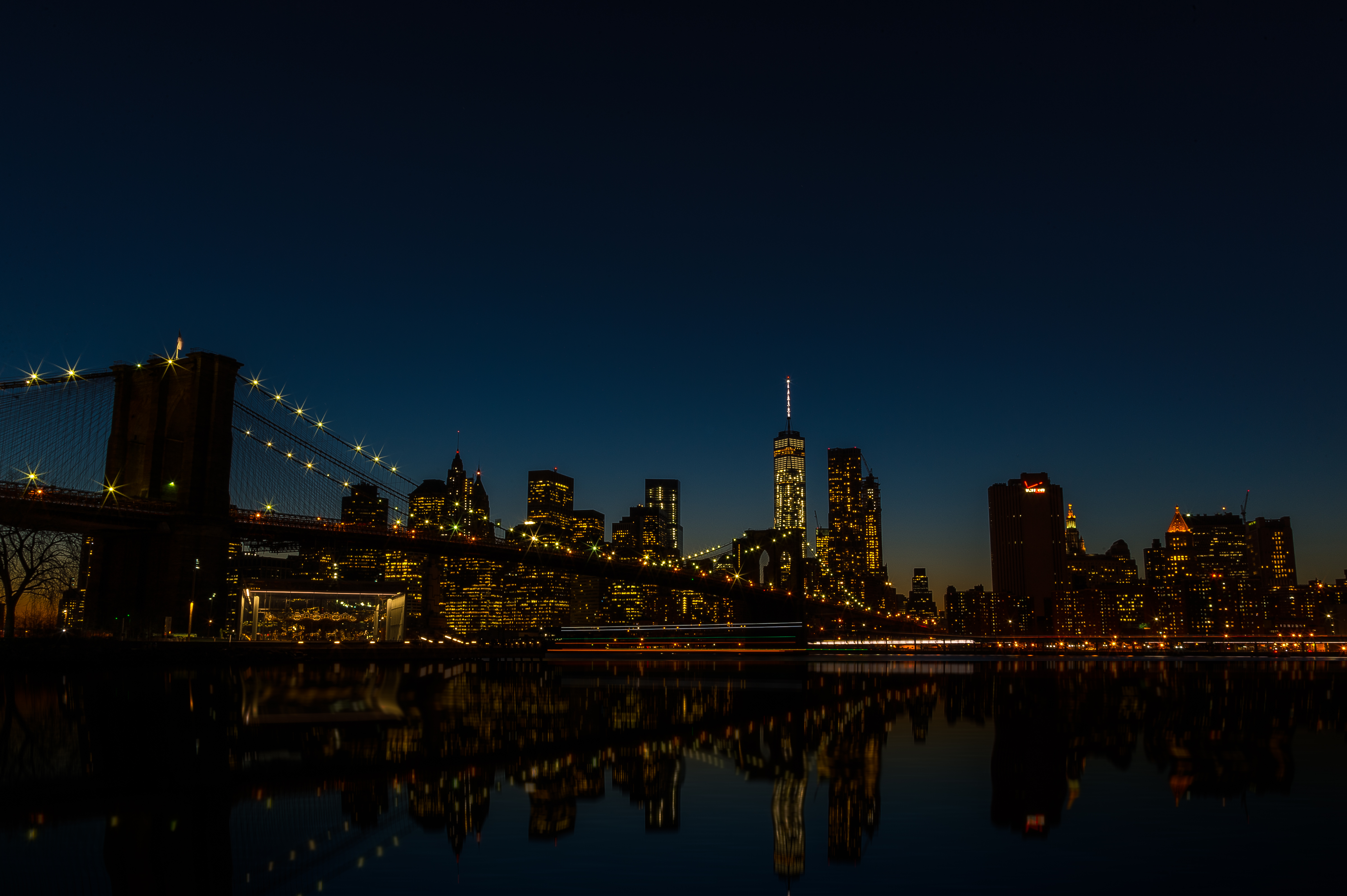 Descarga gratis la imagen Ciudades, Noche, Ee Uu, Ciudad, Rascacielos, Edificio, Puente, Nueva York, Puente De Brooklyn, Hecho Por El Hombre, Reflejo en el escritorio de tu PC