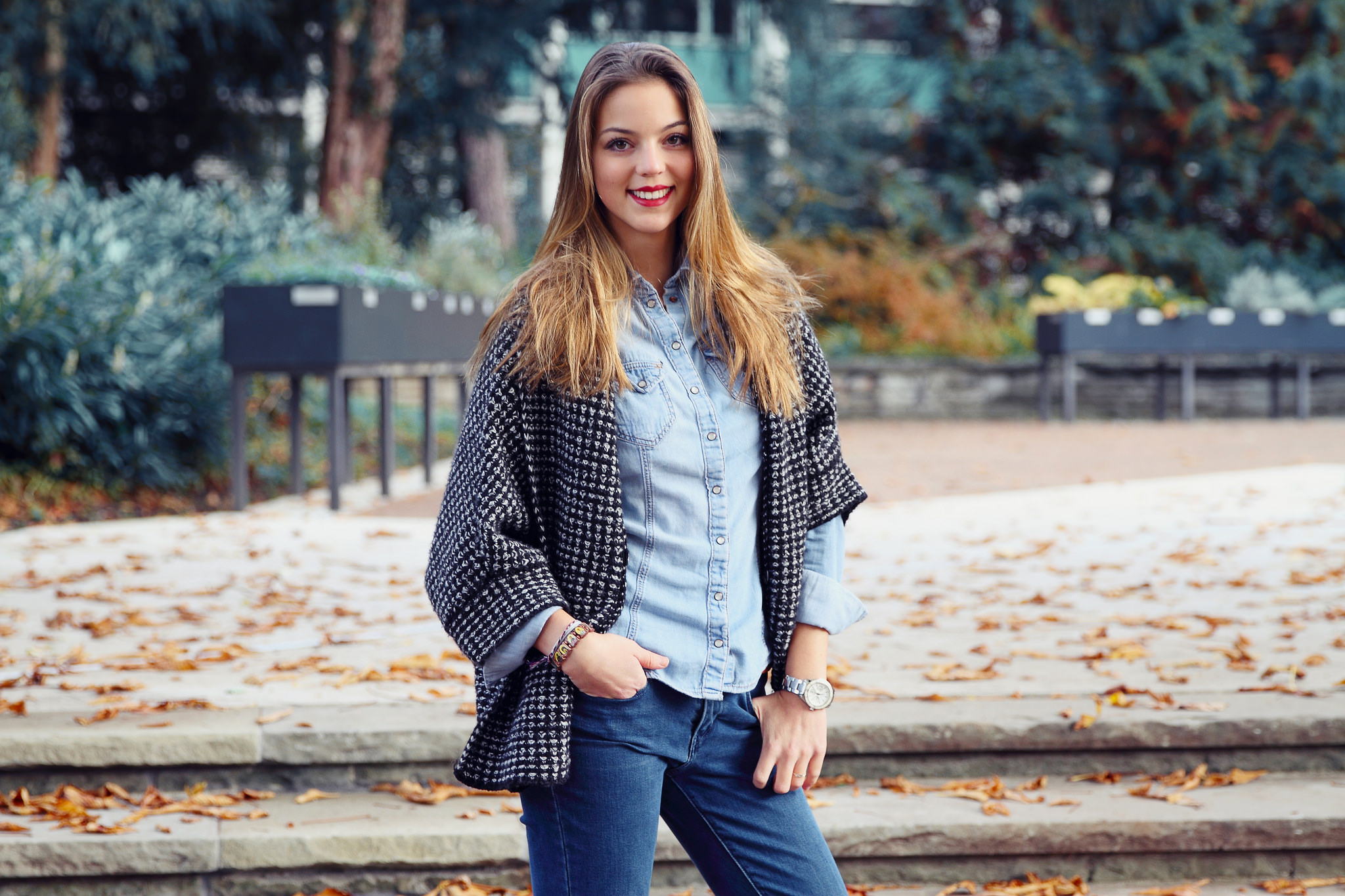 Téléchargez gratuitement l'image Automne, Le Sourire, Humeur, Brune, Femmes, Rouge À Lèvres, Profondeur De Champ sur le bureau de votre PC