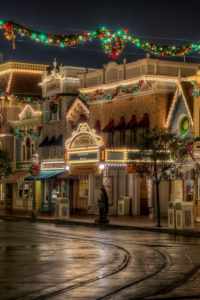 Handy-Wallpaper Weihnachten, Disneyland, Gebäude, Straße, Weihnachtsschmuck, Weihnachtsbaum, Menschengemacht, Innerortsstraße, Weihnachtsbeleuchtung, Disney kostenlos herunterladen.