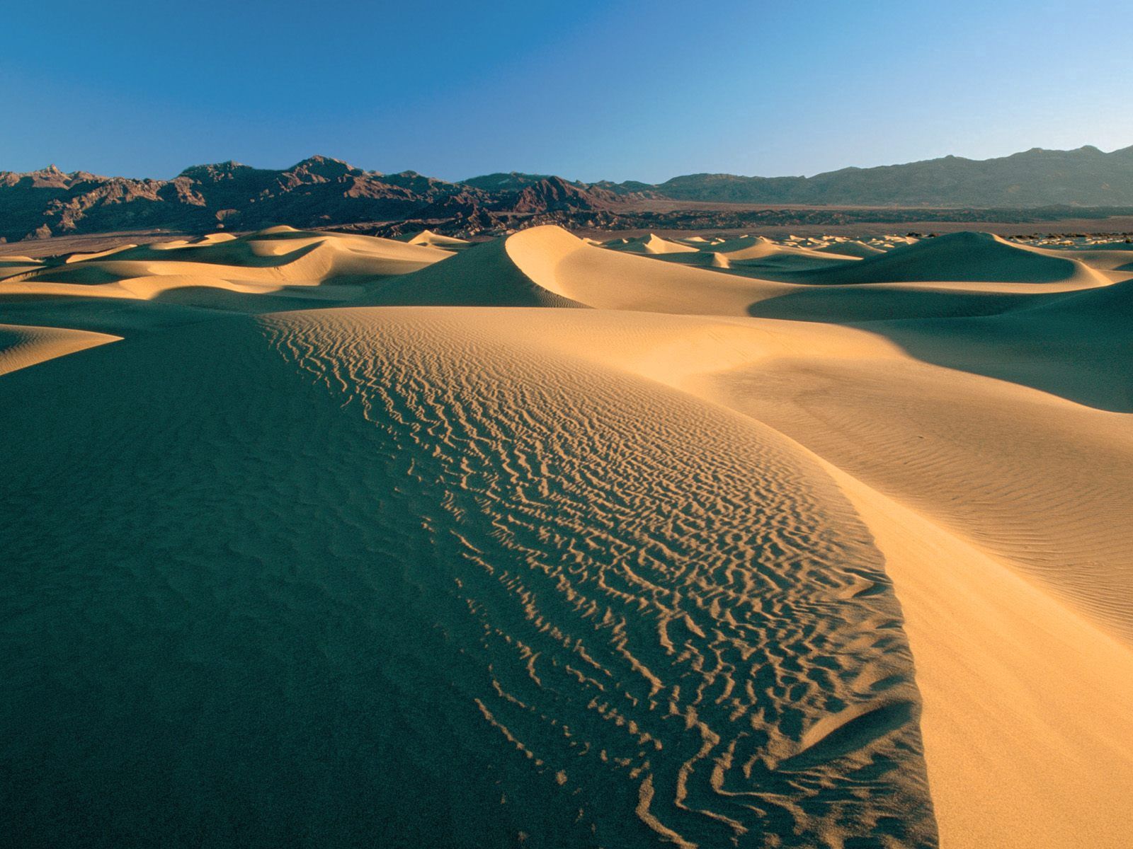 108480 скачать картинку пустыня, дюны, природа, небо, горы, облака, песок, пустота - обои и заставки бесплатно