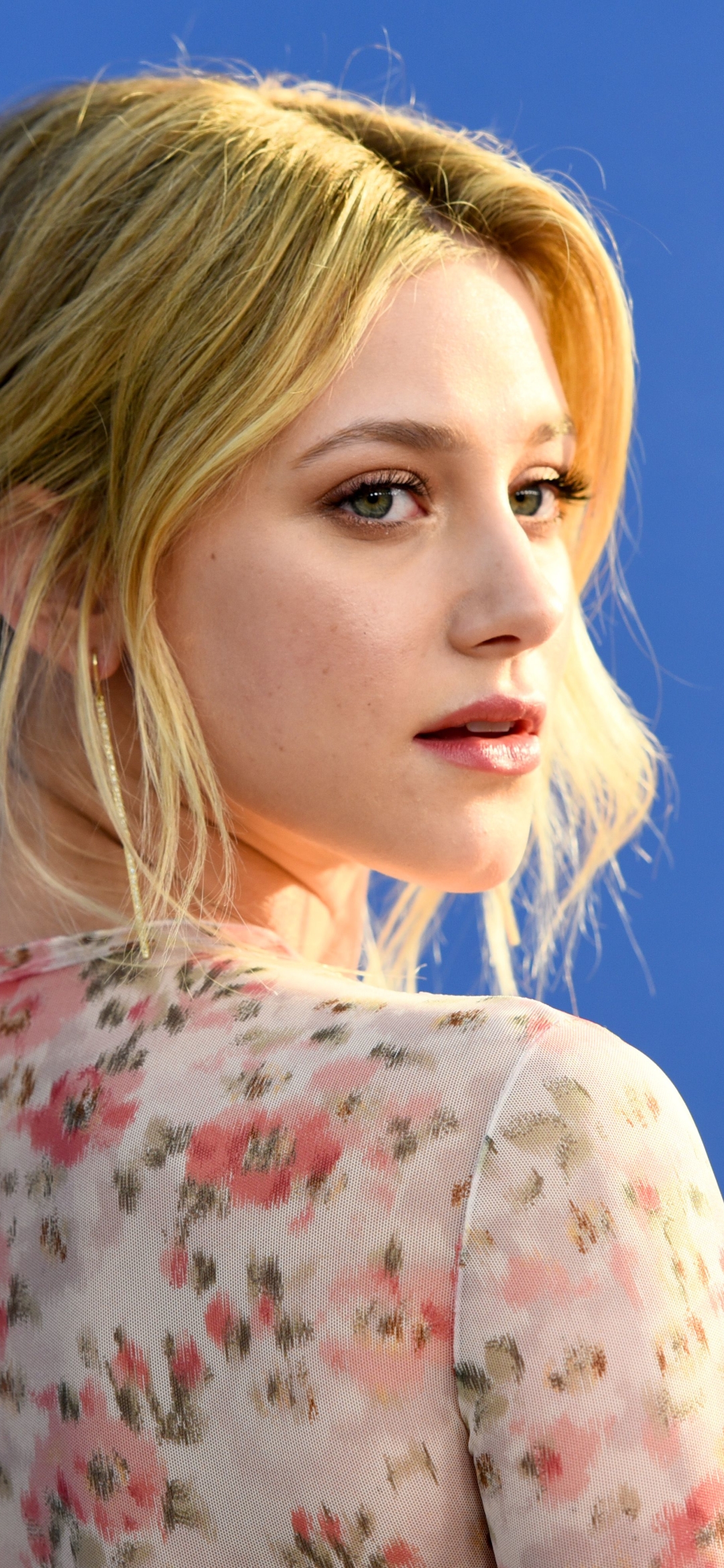 Download mobile wallpaper Blonde, Celebrity, Lili Reinhart for free.