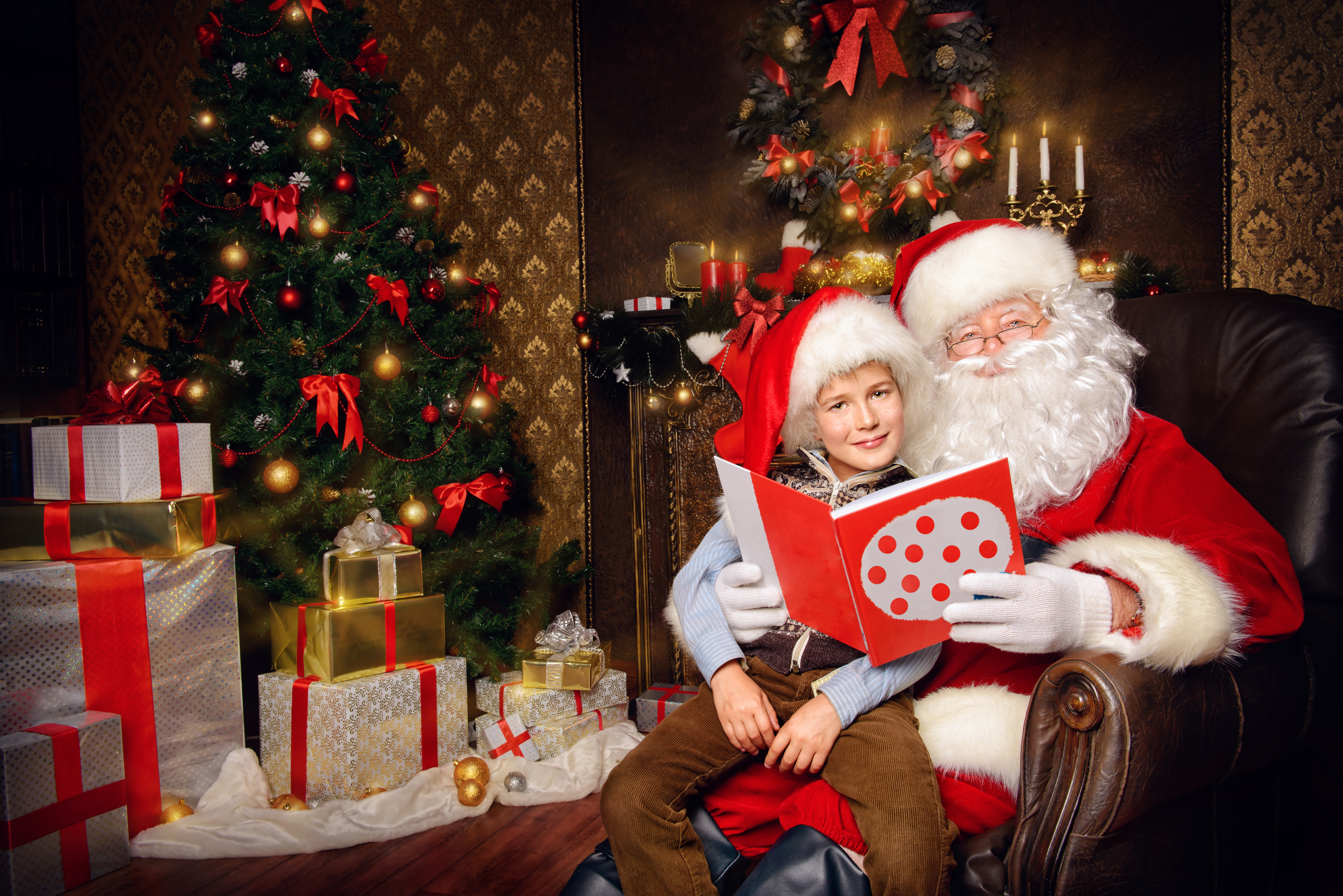 Handy-Wallpaper Feiertage, Weihnachtsmann, Weihnachten, Geschenk, Kind, Weihnachtsschmuck, Weihnachtsbaum, Weihnachtsmütze kostenlos herunterladen.