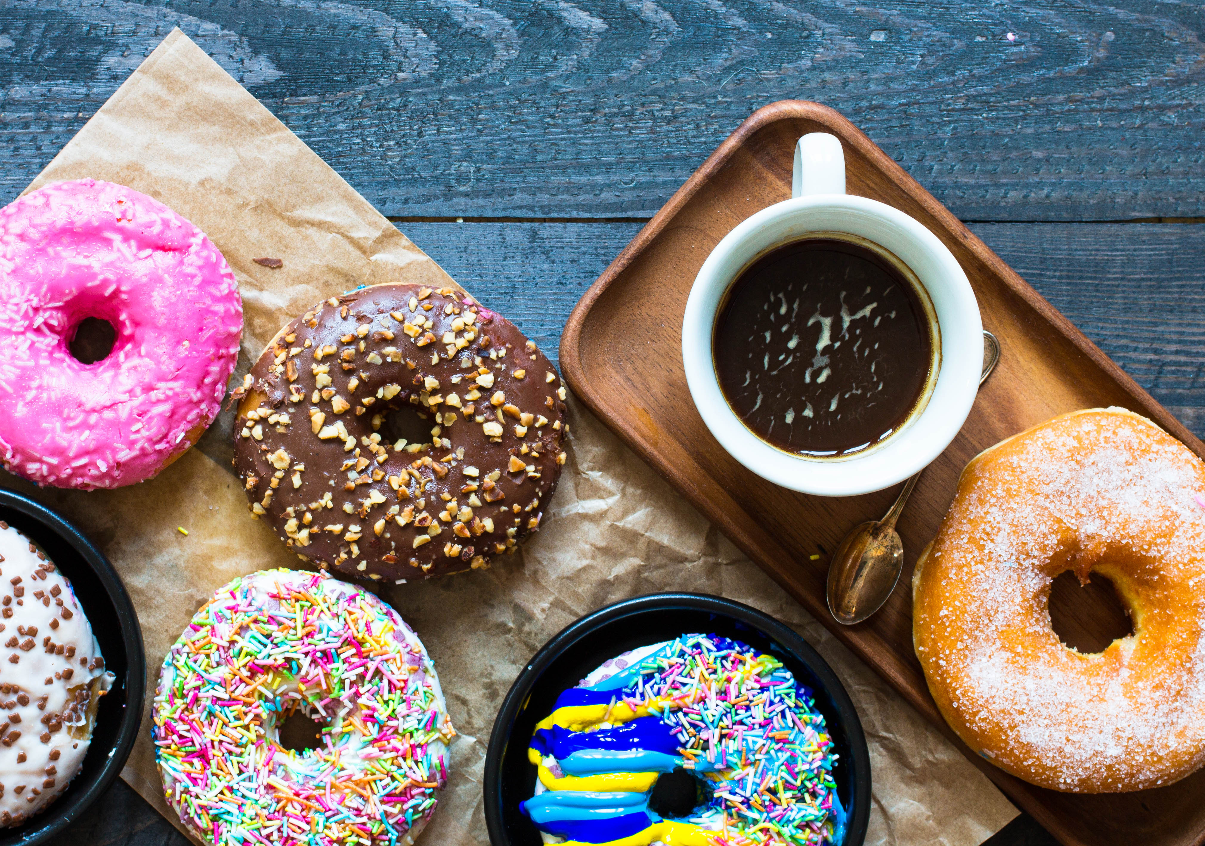 Laden Sie das Tasse, Süßigkeiten, Nahrungsmittel, Stillleben, Donut-Bild kostenlos auf Ihren PC-Desktop herunter