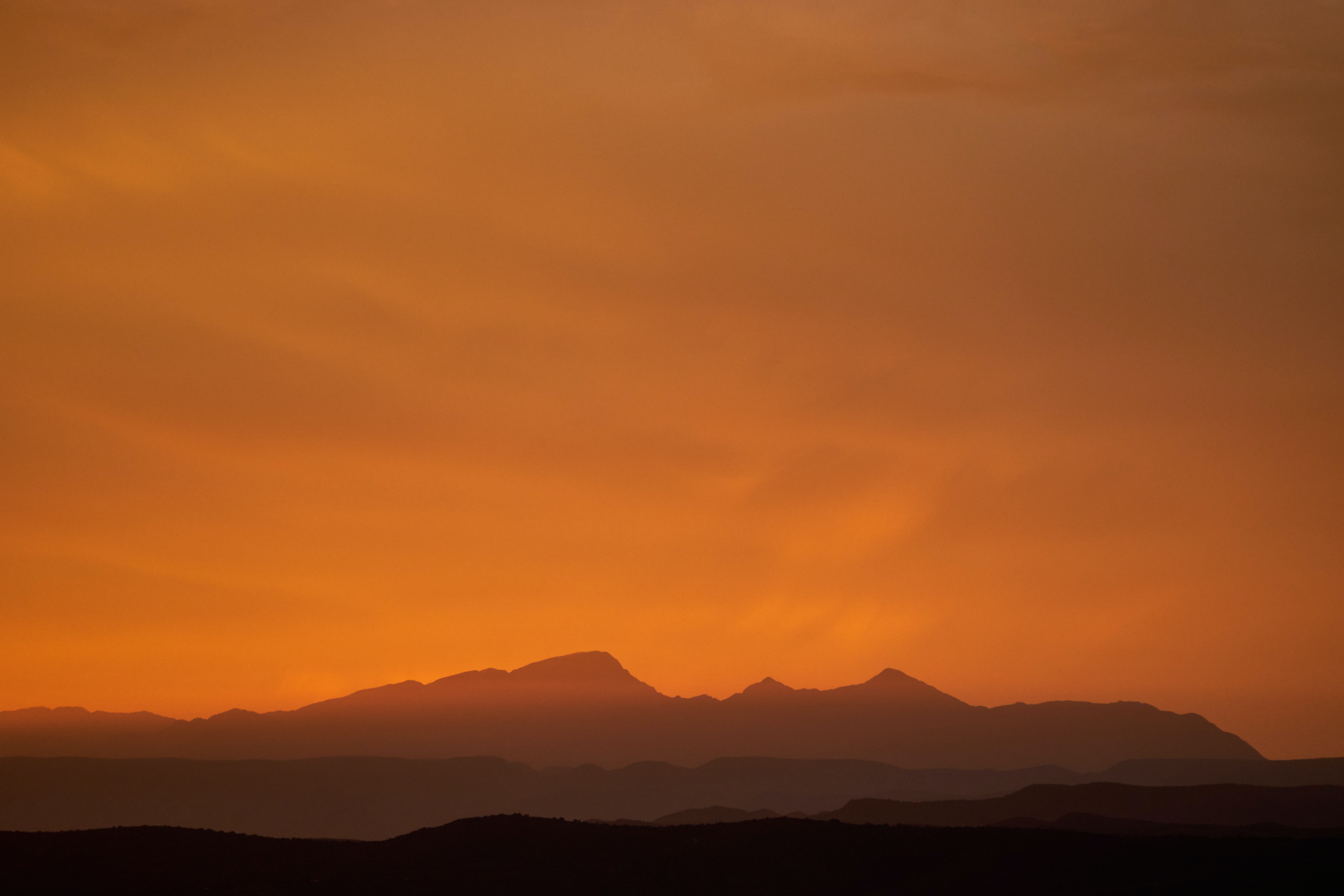 Laden Sie das Natur, Mountains, Silhouette, Oberteile, Scheitelpunkt, Sunset-Bild kostenlos auf Ihren PC-Desktop herunter