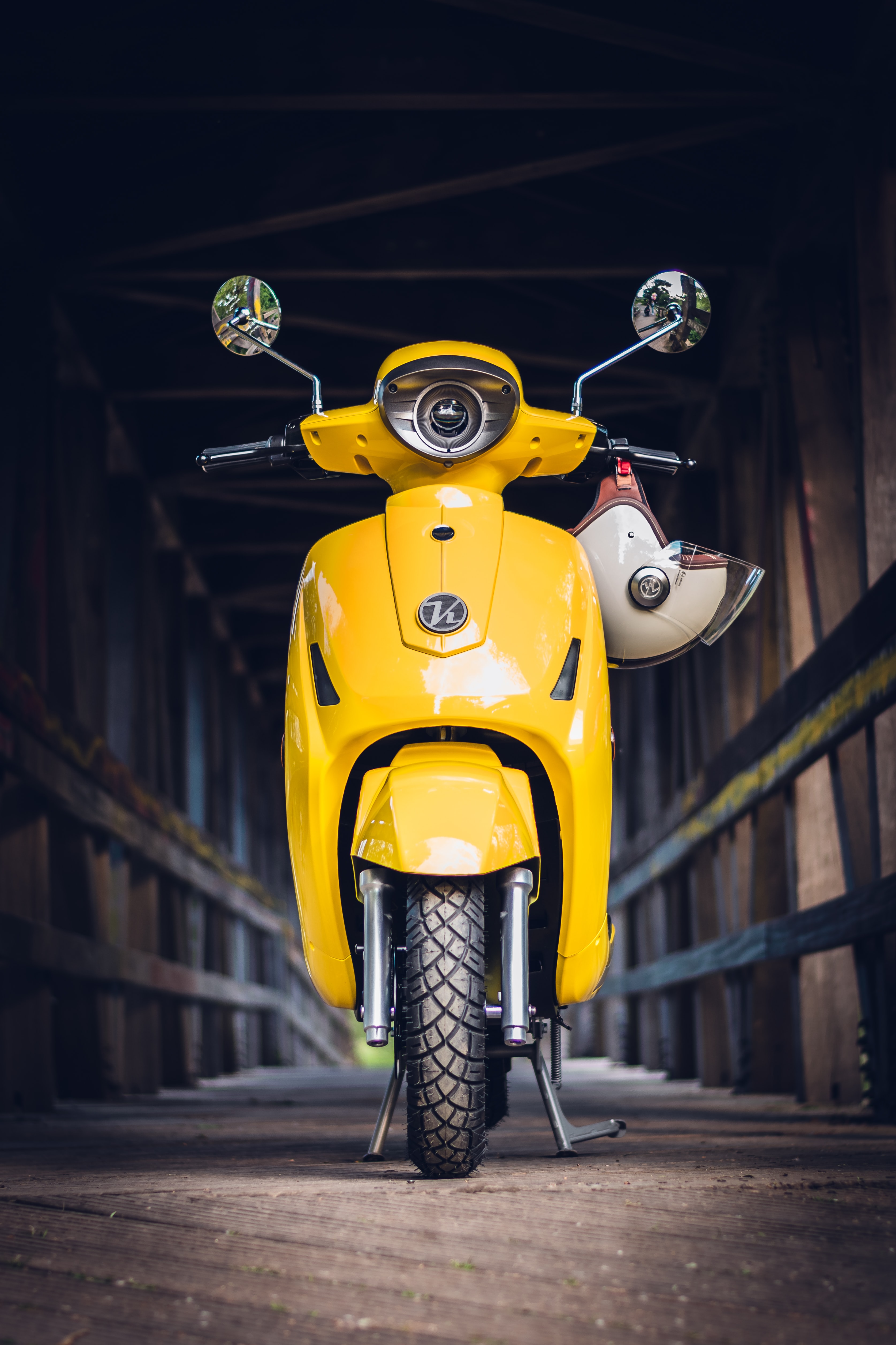 96339 скачать картинку скутер, мотоциклы, вид спереди, шлем, желтый, мопед - обои и заставки бесплатно