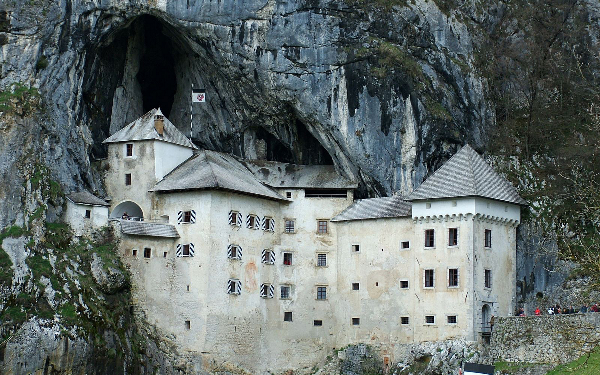 Die besten Schloss Predjama-Hintergründe für den Telefonbildschirm