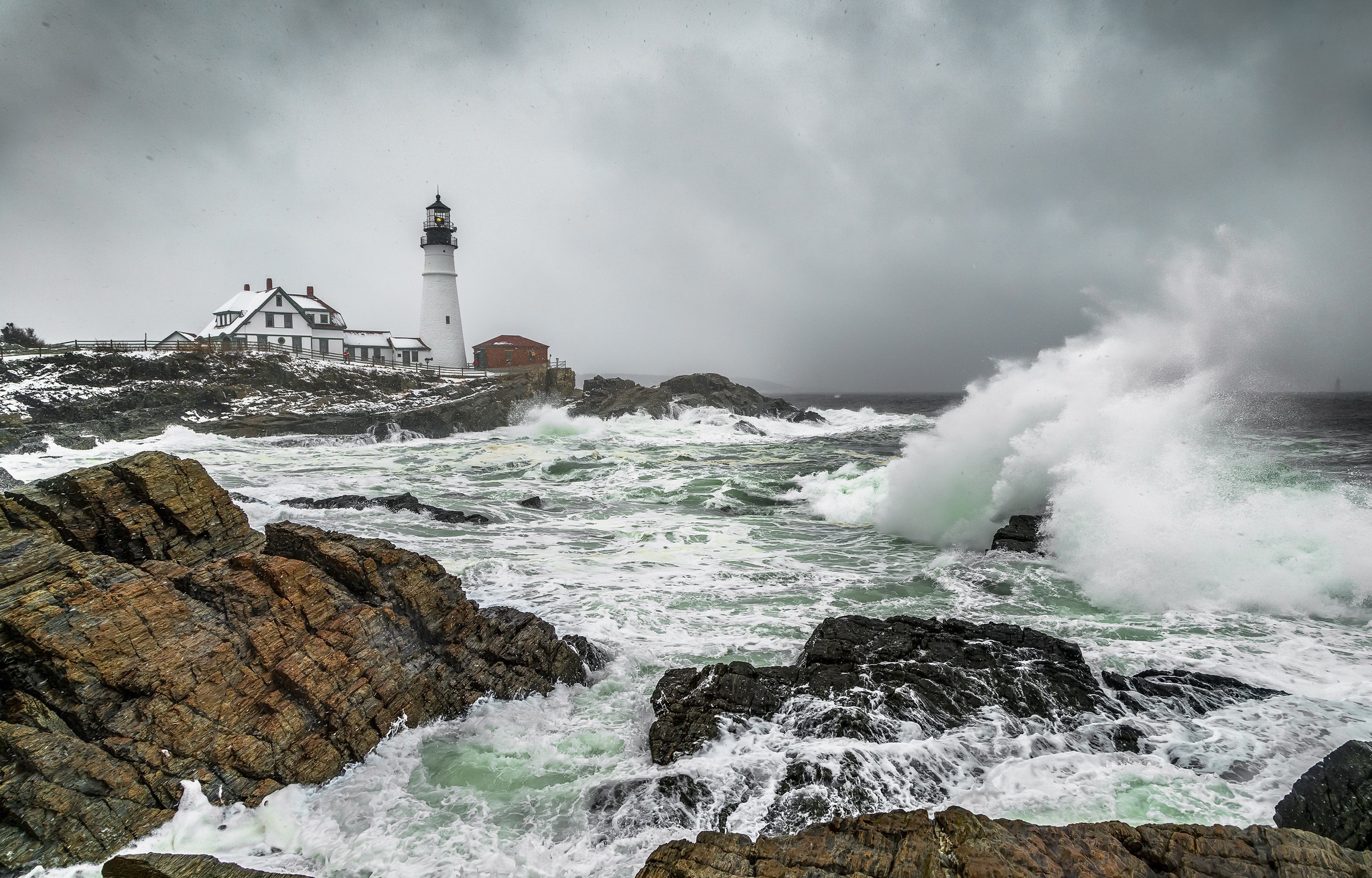 Free download wallpaper Building, Coast, Lighthouse, Storm, Wave, Man Made on your PC desktop