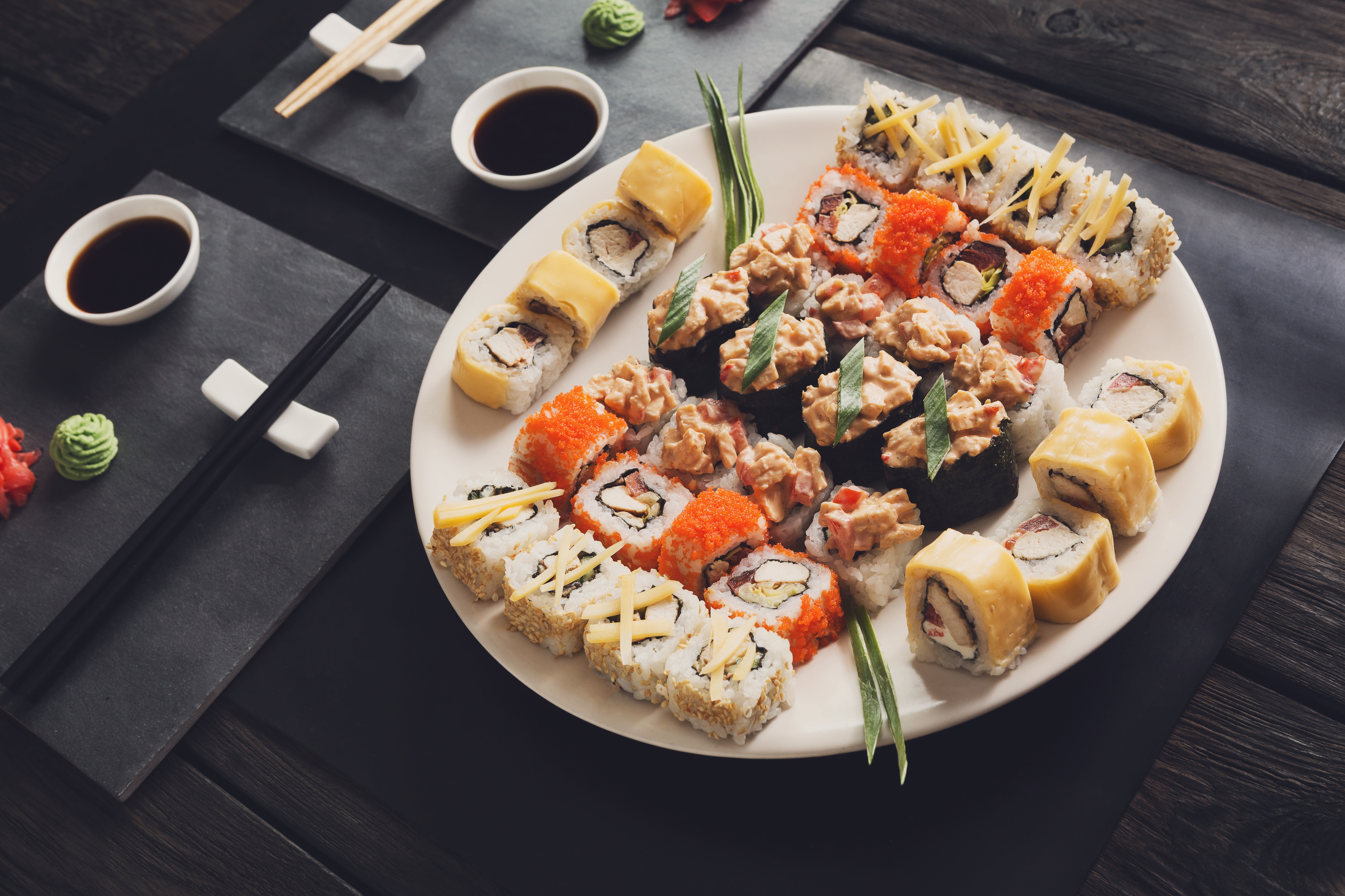 Descarga gratis la imagen Sushi, Marisco, Alimento, Bodegón, Palillos en el escritorio de tu PC
