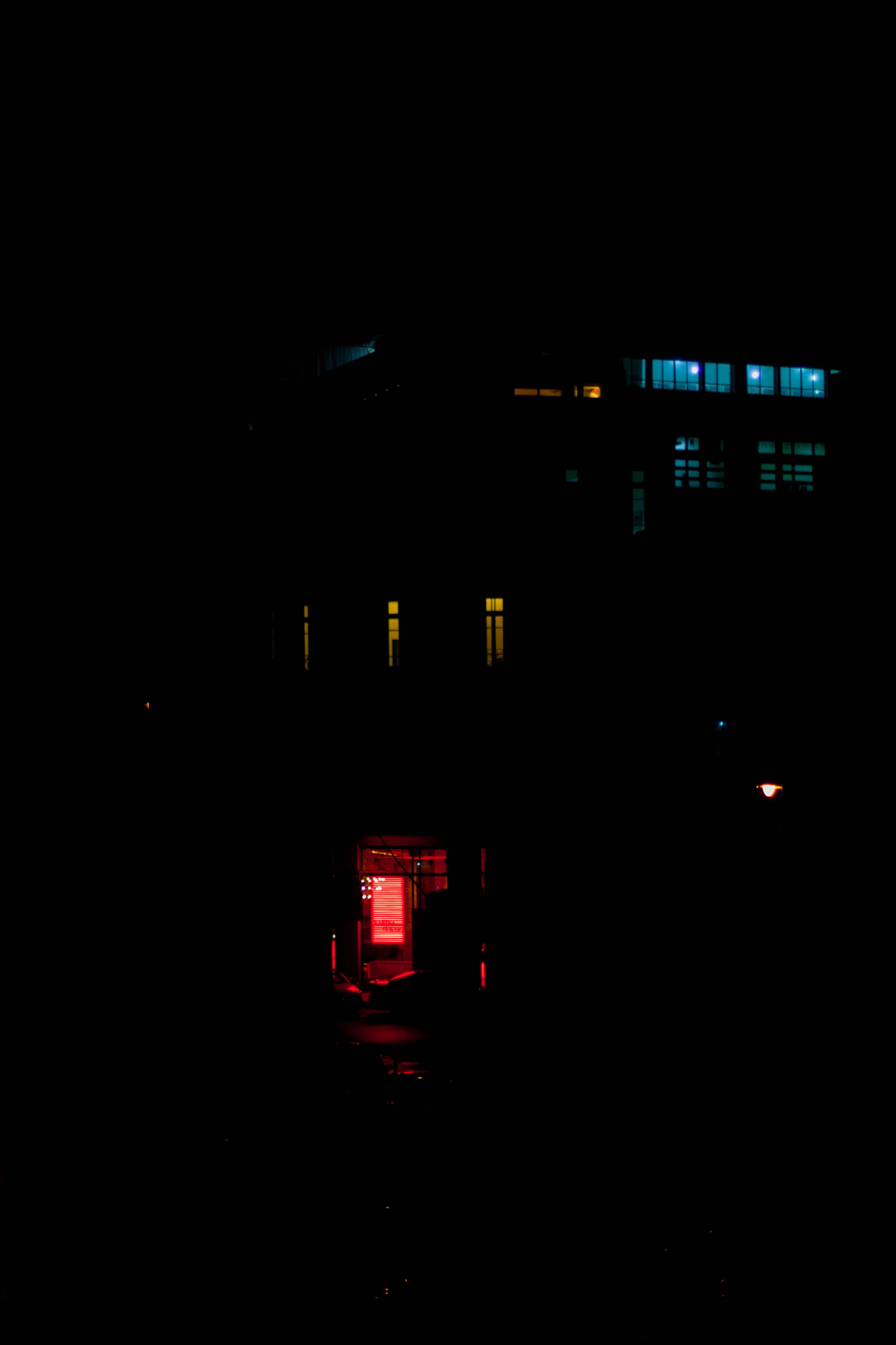 110178壁紙のダウンロード建物, 闇, 暗い, 輝く, 光, 夜の街, ナイトシティ, 街の明かり, シティライツ-スクリーンセーバーと写真を無料で