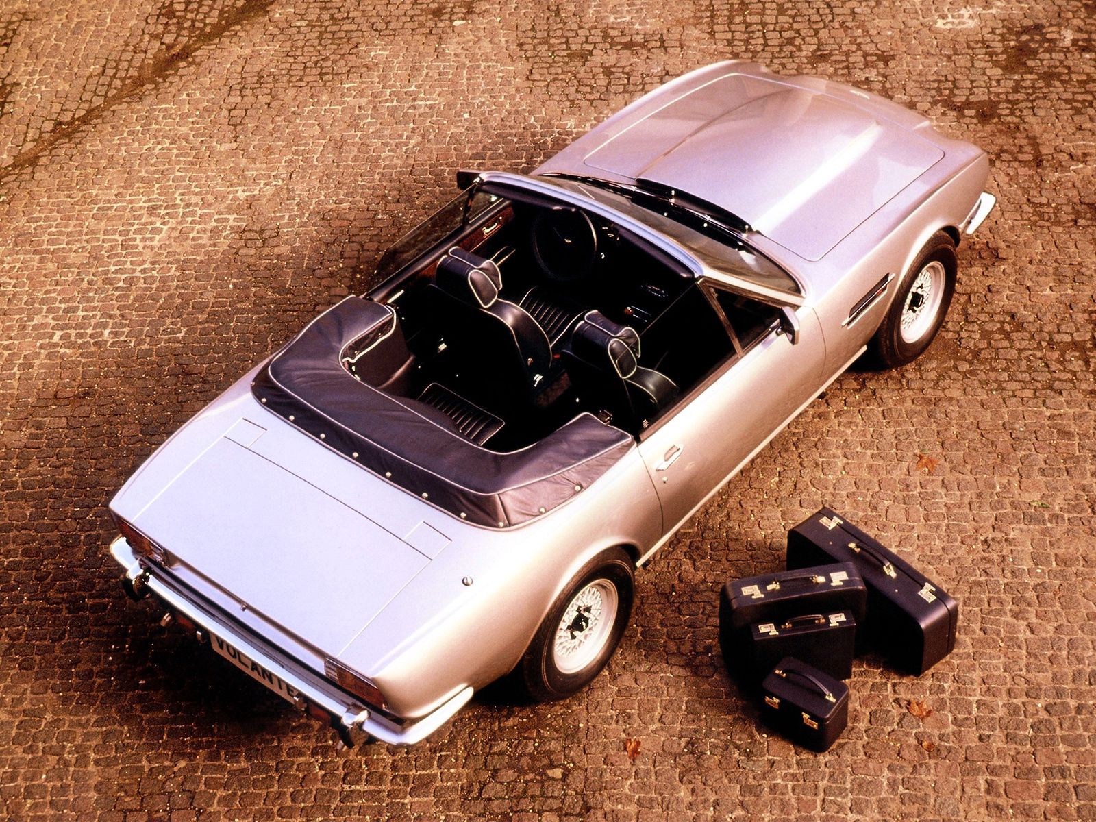 75335 Hintergrundbild herunterladen auto, aston martin, cars, blick von oben, retro, silber, v8, volante, 1977 - Bildschirmschoner und Bilder kostenlos