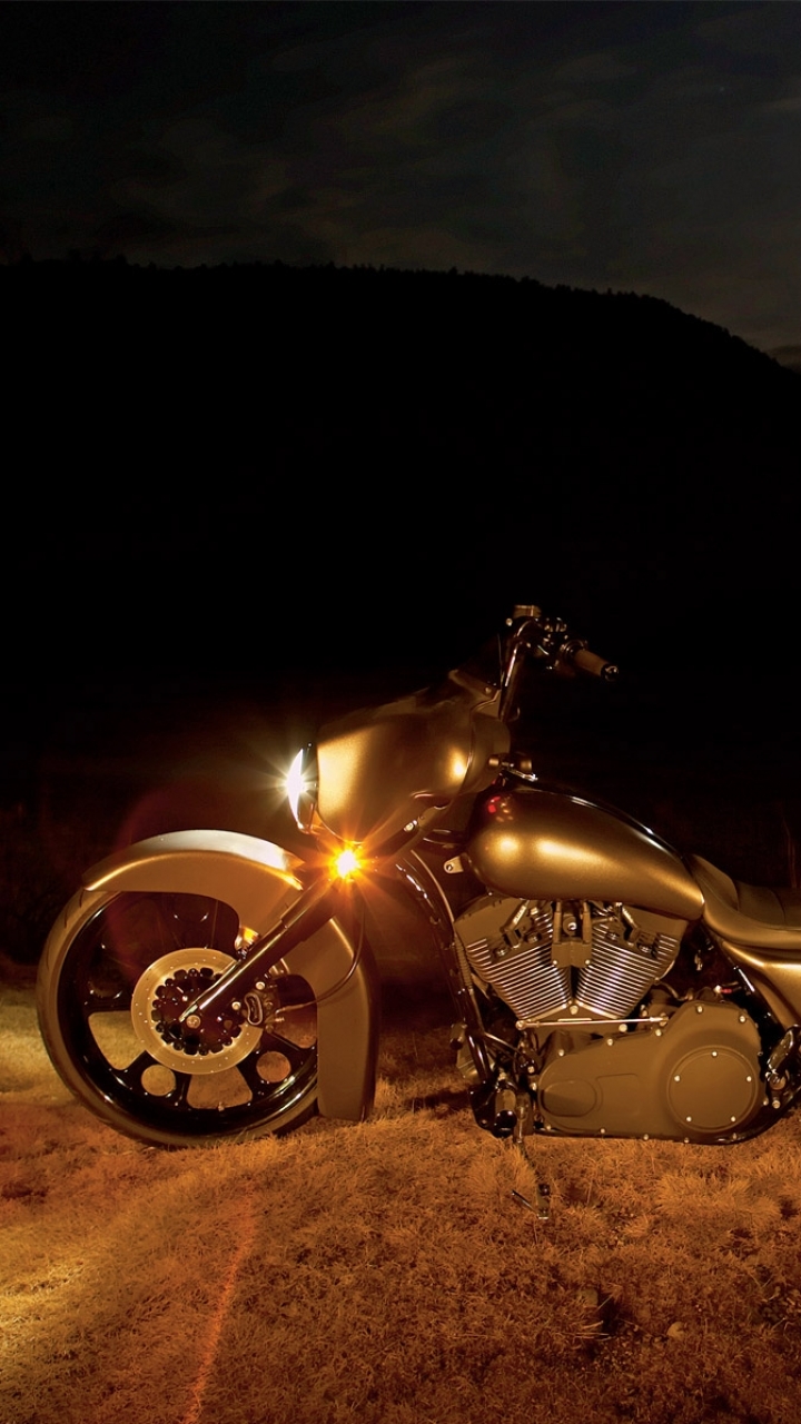 Скачать картинку Мотоциклы, Золото, Мотоцикл, Велосипед, Транспортные Средства, Харли Девидсон, Средство Передвижения, Уличное Скольжение, 2007 Harley Davidson Chopped Street Glide в телефон бесплатно.