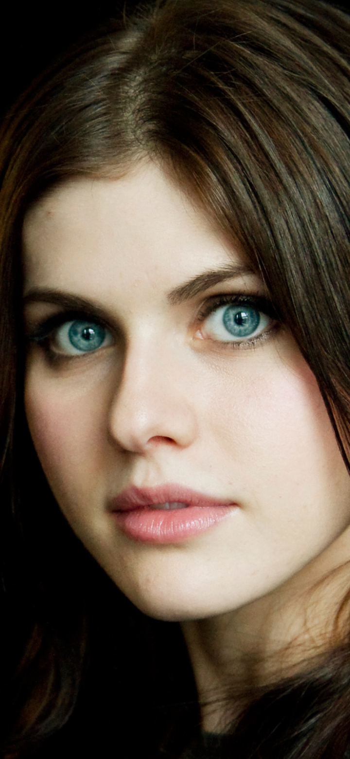 Download mobile wallpaper Face, Blue Eyes, American, Celebrity, Black Hair, Actress, Alexandra Daddario for free.