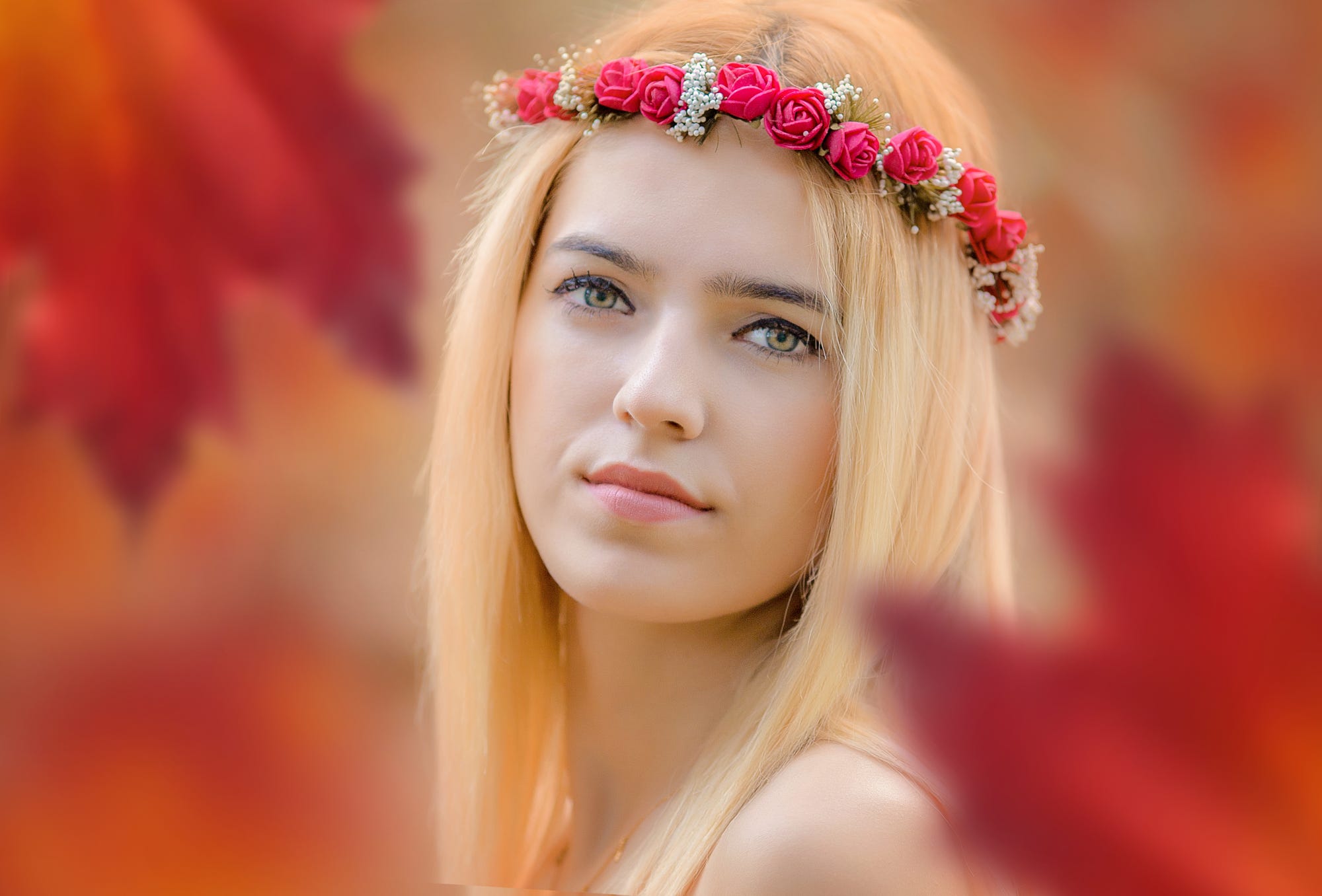 Free download wallpaper Blur, Blonde, Face, Wreath, Model, Women on your PC desktop