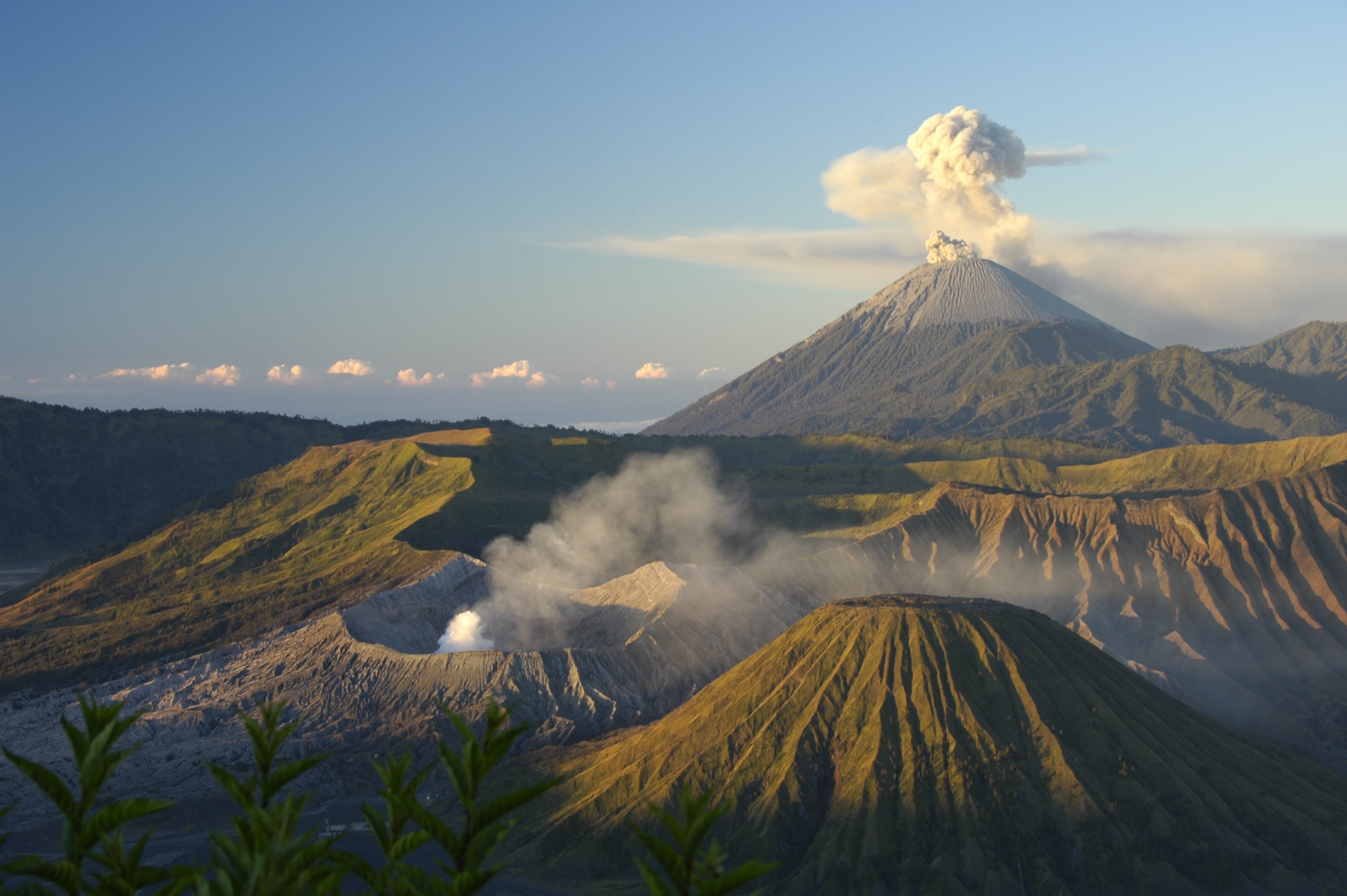 417258 descargar fondo de pantalla tierra/naturaleza, monte bromo, erupción, indonesia, java (indonesia), estratovolcán, volcanes: protectores de pantalla e imágenes gratis
