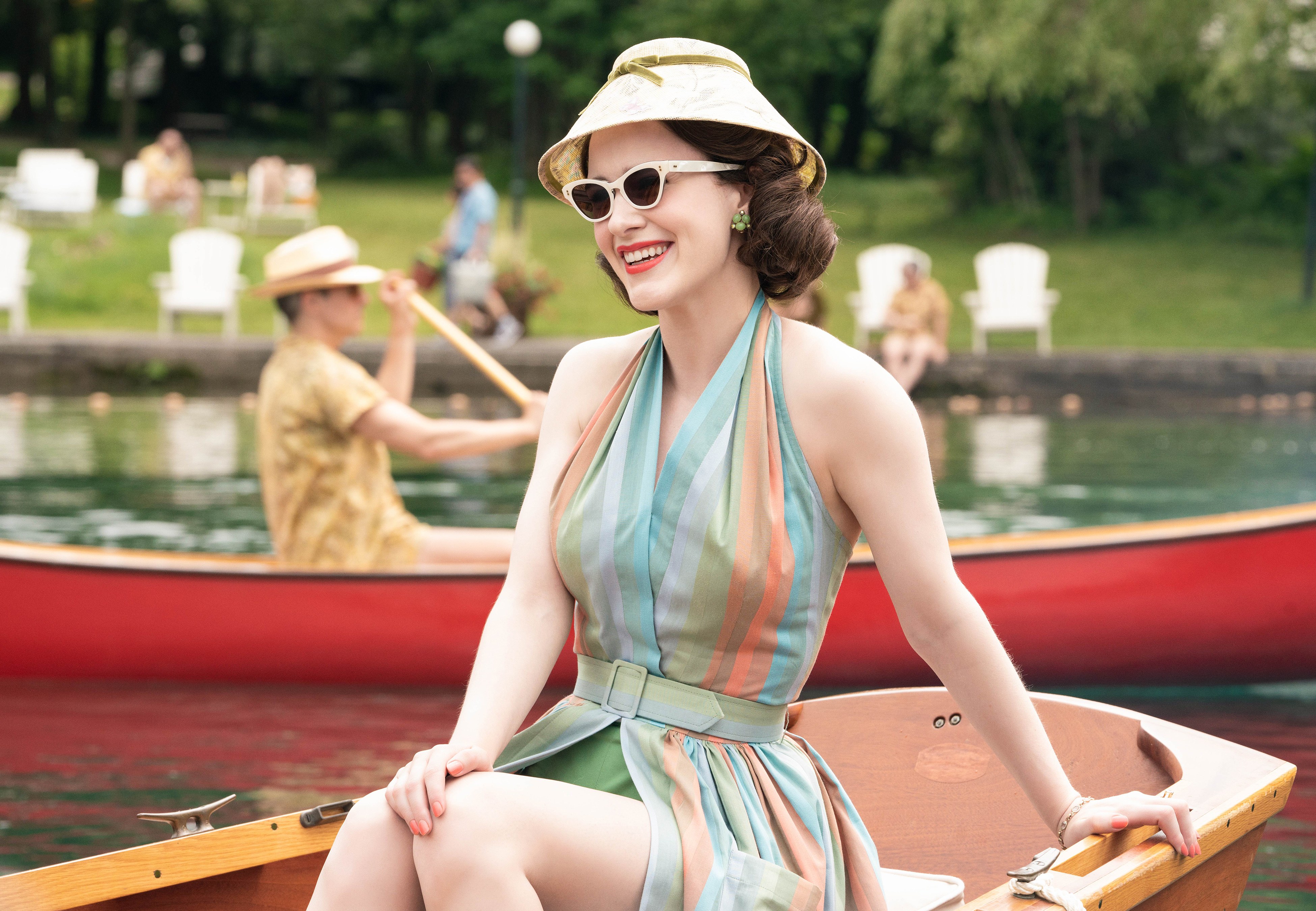 955623 скачать картинку телешоу, удивительная миссис мэйзел, актриса, американский, лодка, брюнетка, шляпа, рэйчел броснахэн, улыбка, солнцезащитные очки - обои и заставки бесплатно