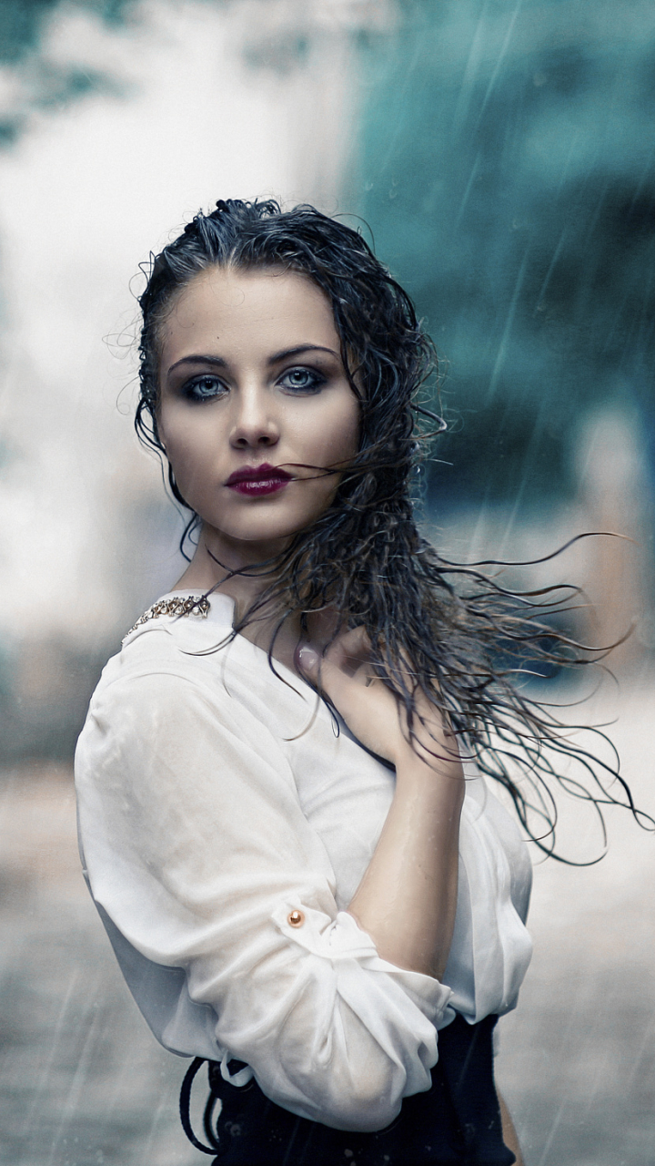 Handy-Wallpaper Regen, Stimmung, Brünette, Modell, Frauen, Blaue Augen, Lippenstift kostenlos herunterladen.