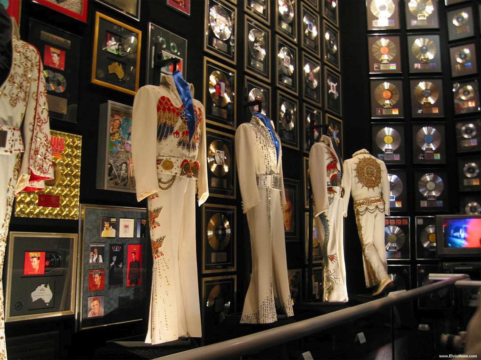 Handy-Wallpaper Musik, Kostüm, Museum, Rock’N’Roll, Elvis Presley, Der König kostenlos herunterladen.