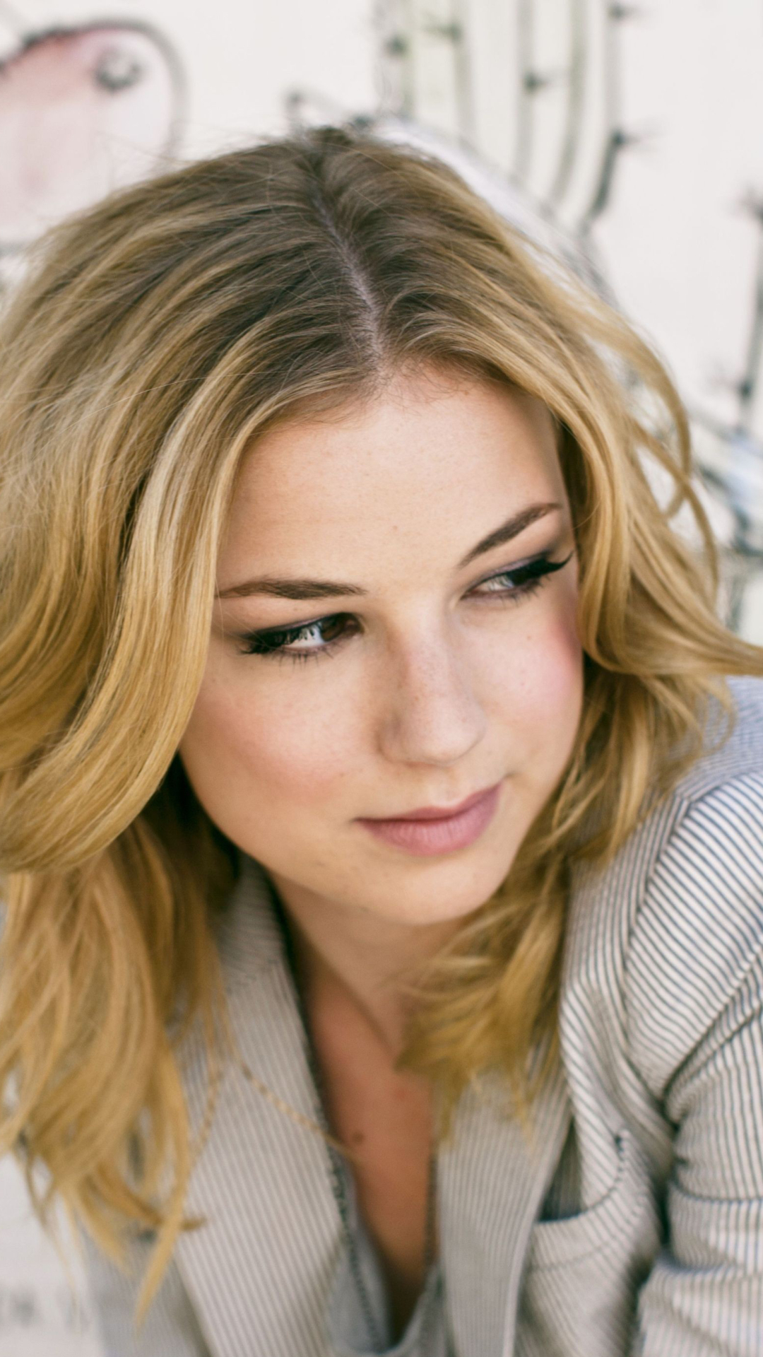 Download mobile wallpaper Celebrity, Canadian, Actress, Emily Vancamp for free.