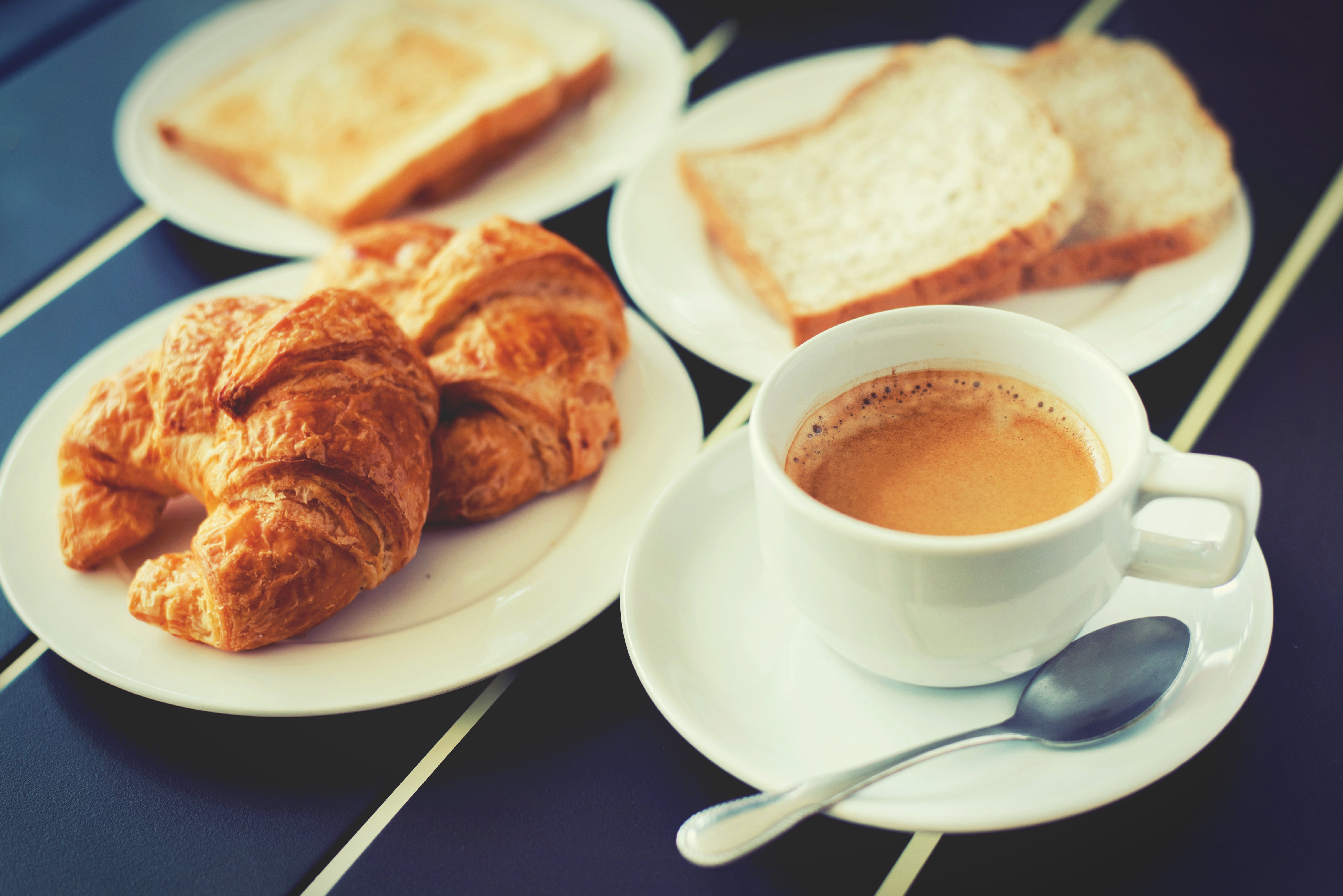 Handy-Wallpaper Tasse, Croissant, Nahrungsmittel, Kaffee, Frühstuck kostenlos herunterladen.