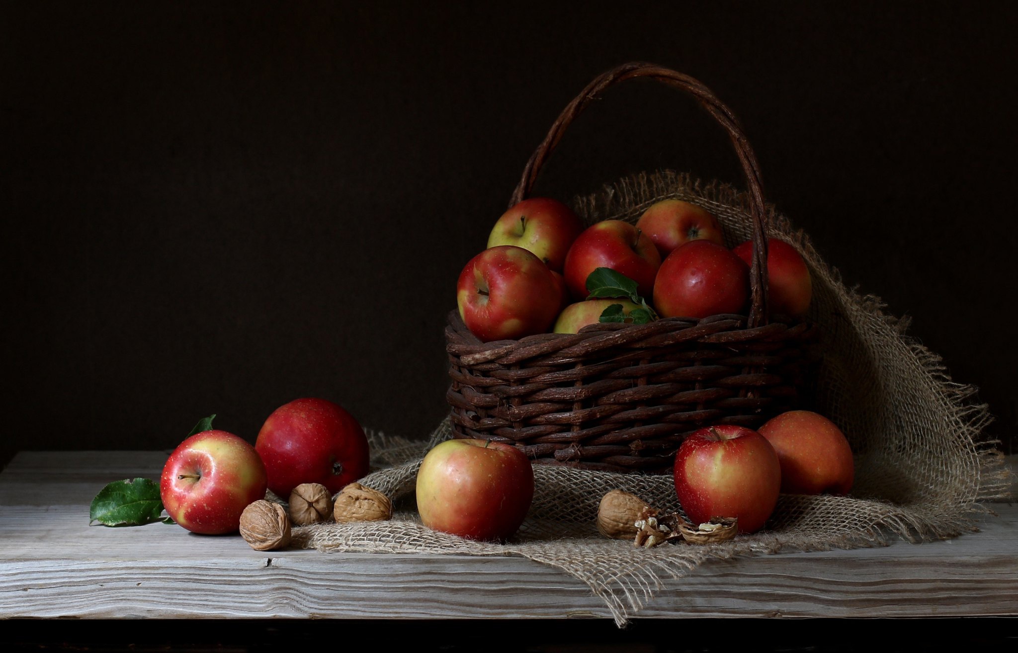Laden Sie das Korb, Apfel, Nahrungsmittel, Stillleben, Nussbaum-Bild kostenlos auf Ihren PC-Desktop herunter