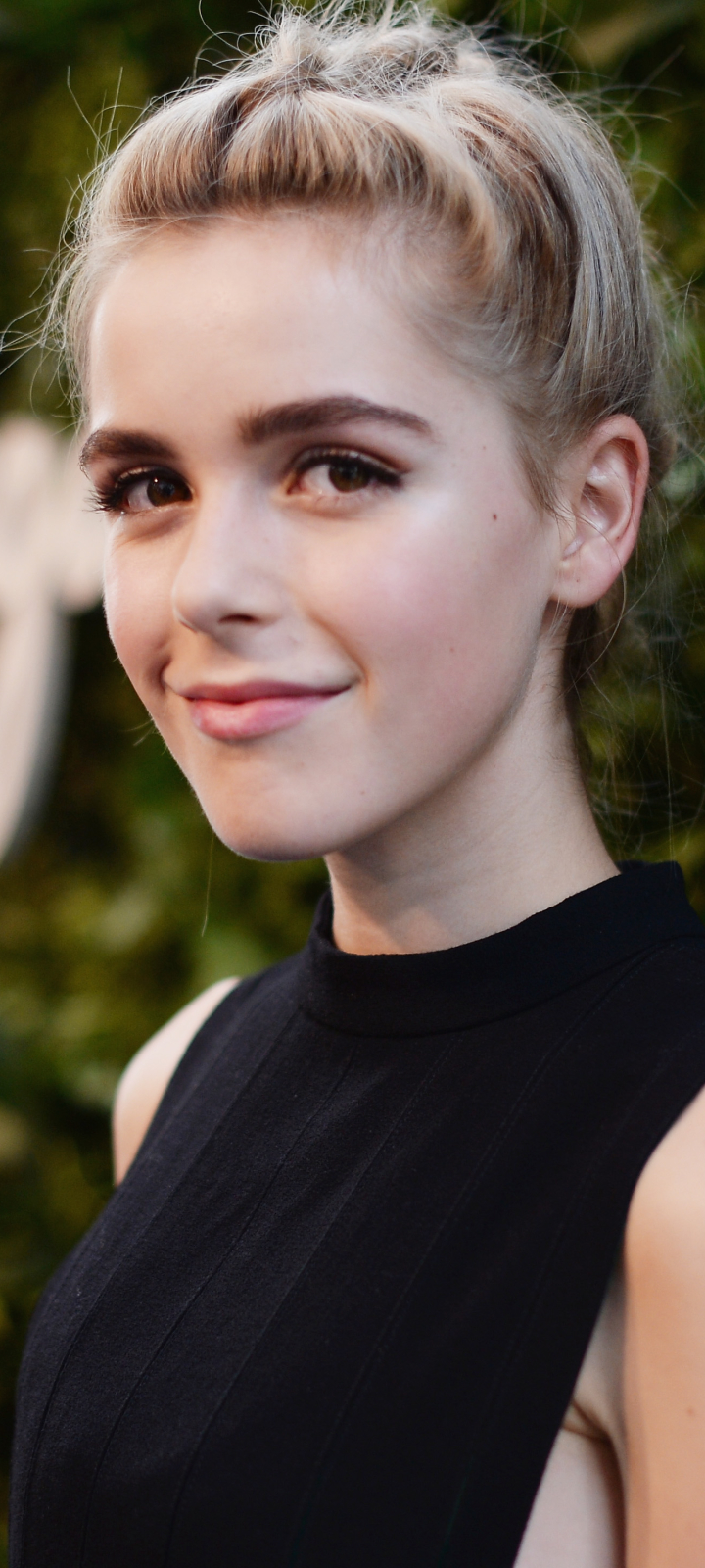 Download mobile wallpaper Celebrity, Kiernan Shipka for free.