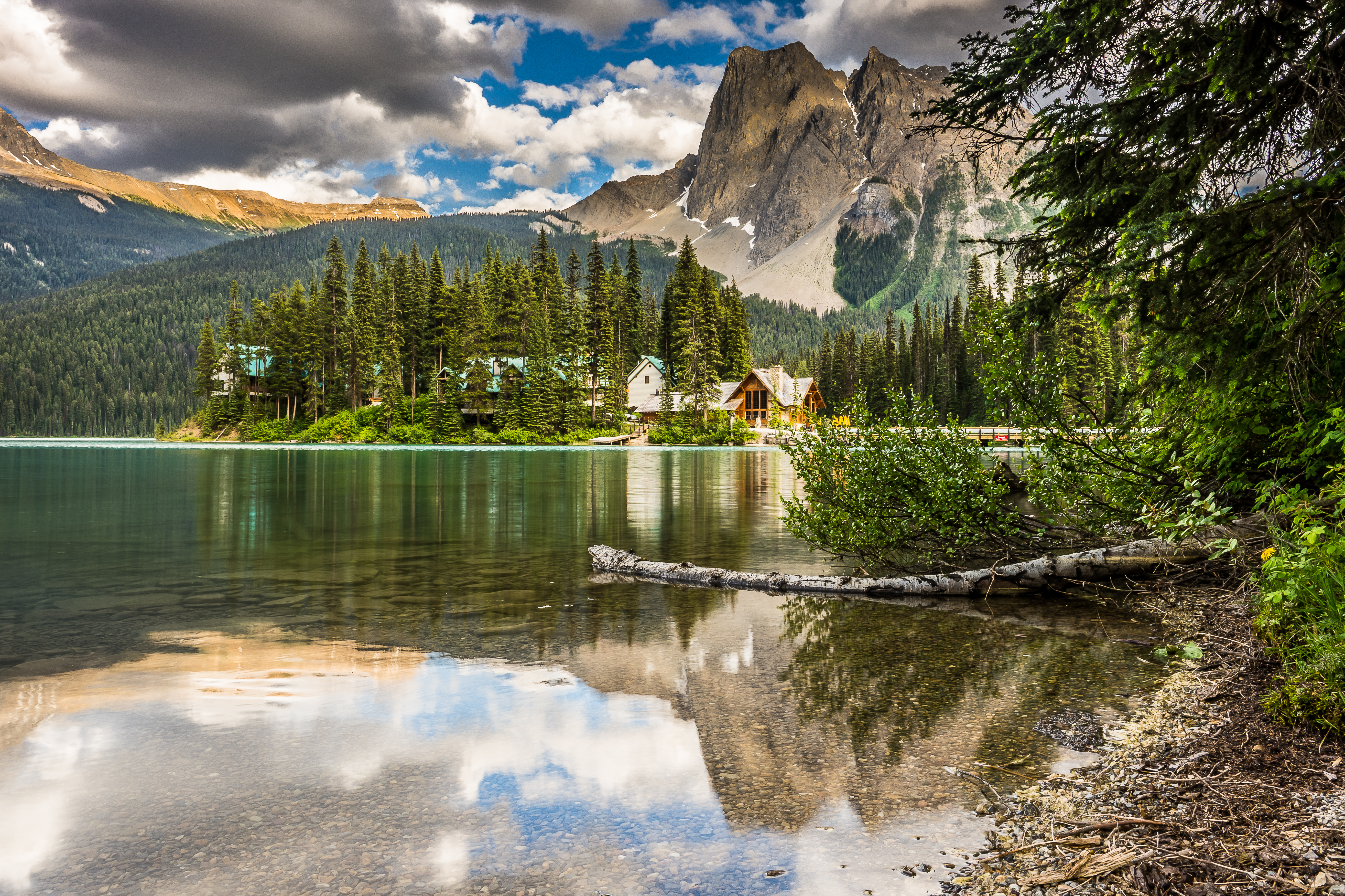 155568 télécharger l'image lac, montagnes, nature, maisons, rive, banque - fonds d'écran et économiseurs d'écran gratuits