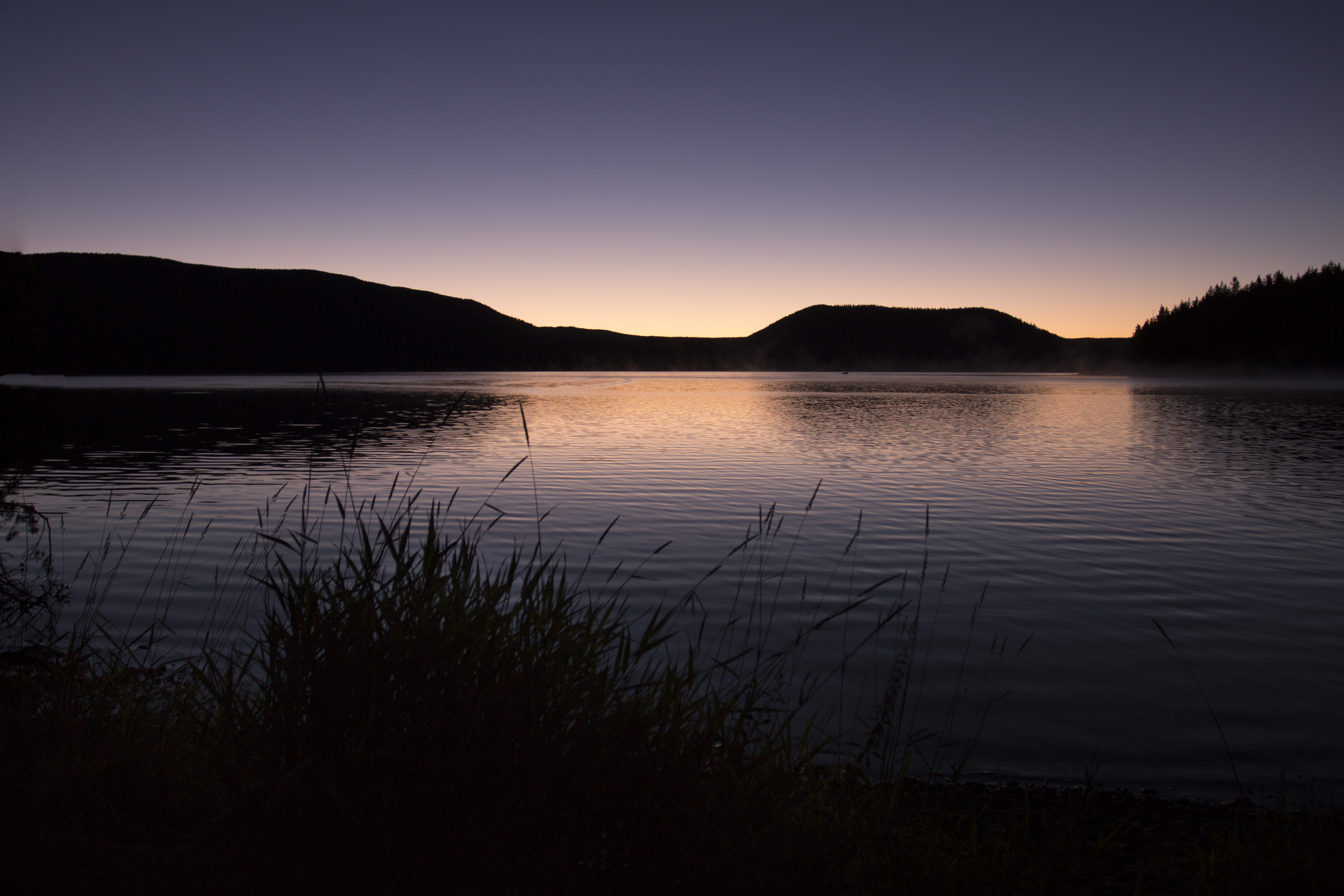 Descarga gratis la imagen Naturaleza, Cerro, Loma, Lago, Hierba, Oscuridad, Crepúsculo en el escritorio de tu PC