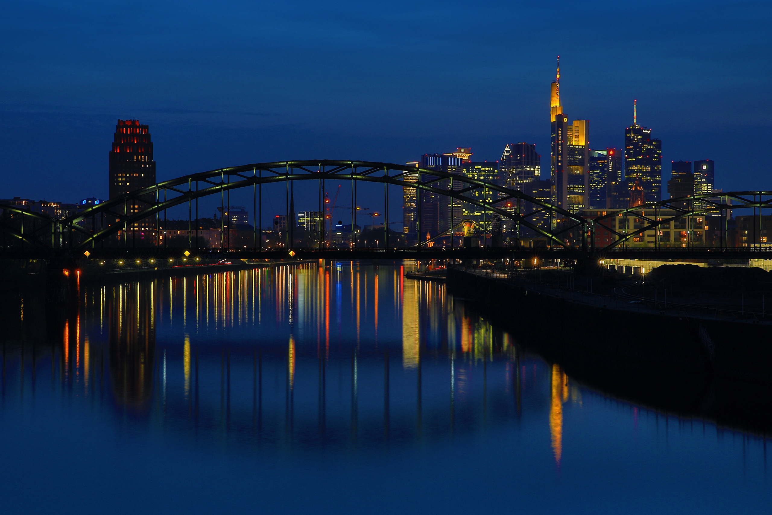 Laden Sie das Städte, Wolkenkratzer, Gebäude, Fluss, Brücke, Deutschland, Nacht, Frankfurt, Menschengemacht, Großstadt, Spiegelung-Bild kostenlos auf Ihren PC-Desktop herunter