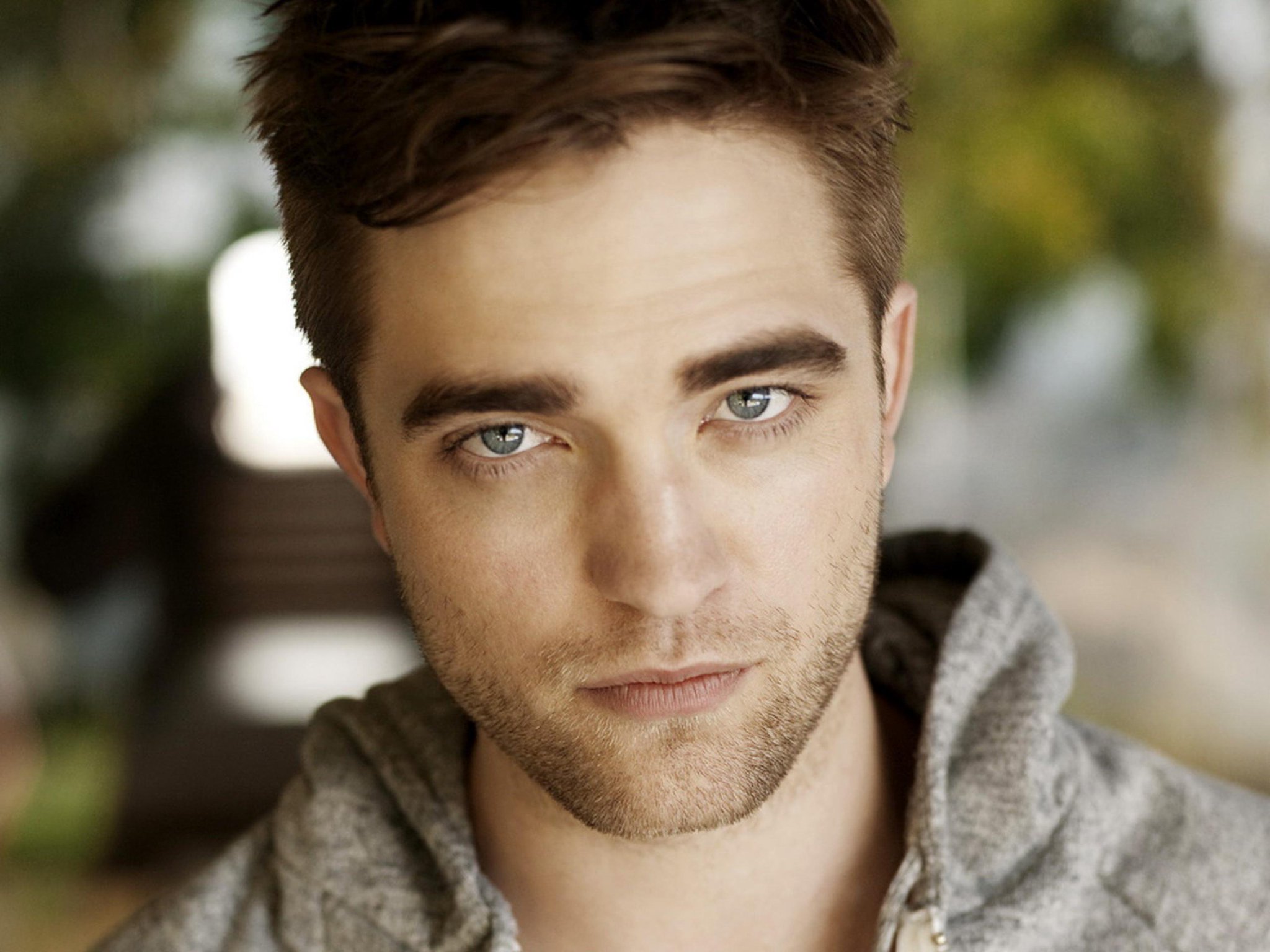 Download mobile wallpaper Robert Pattinson, Bokeh, English, Blue Eyes, Celebrity, Actor for free.