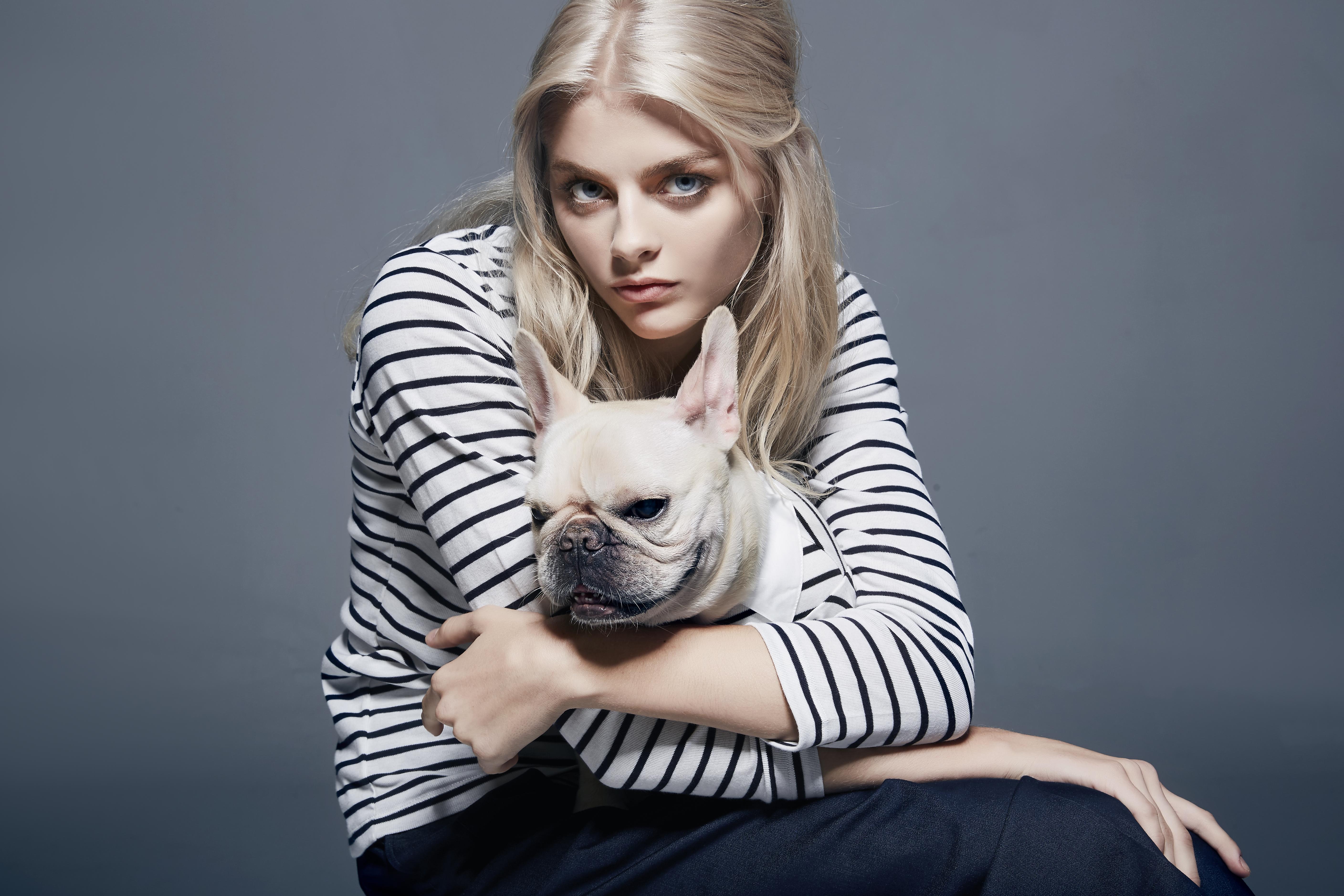 Handy-Wallpaper Hund, Modell, Frauen, Blaue Augen, Blondinen, Französisch Bulldogge kostenlos herunterladen.