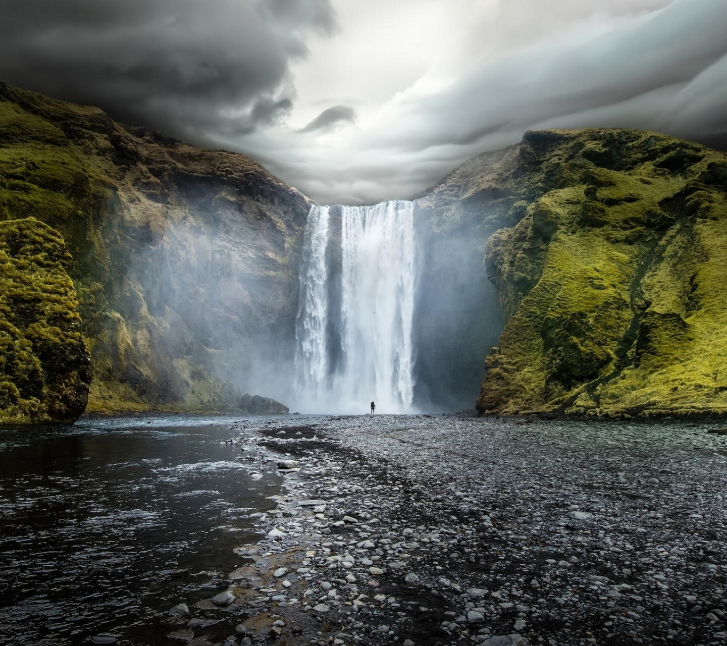 Скачать картинку Облака, Водопады, Водопад, Холм, Облако, Исландия, Земля/природа, Скоугафосс, Водопад Скоугафосс в телефон бесплатно.