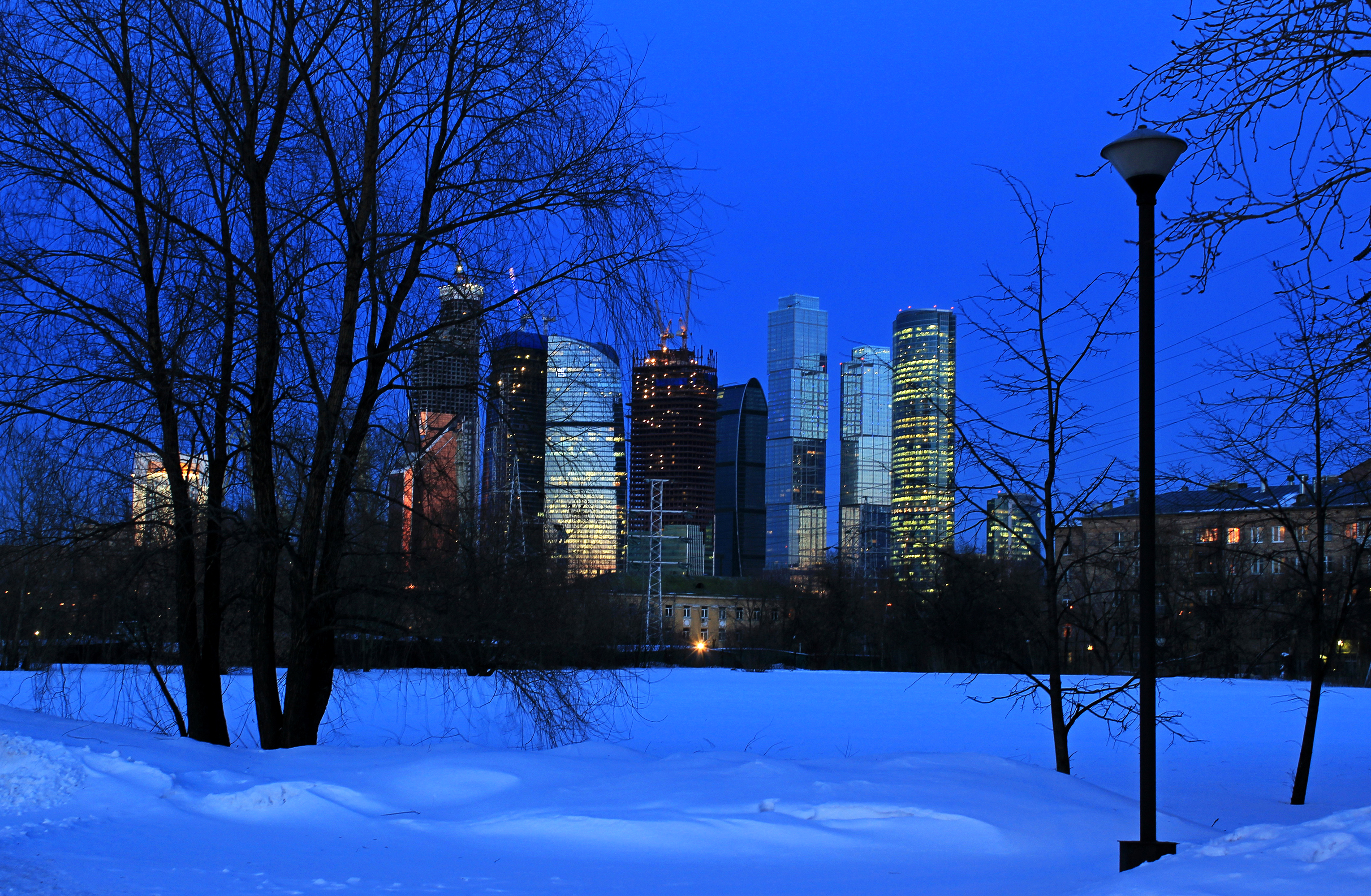 Laden Sie das Städte, Winter, Schnee, Moskau, Wolkenkratzer, Licht, Baum, Russland, Nacht, Menschengemacht, Großstadt-Bild kostenlos auf Ihren PC-Desktop herunter