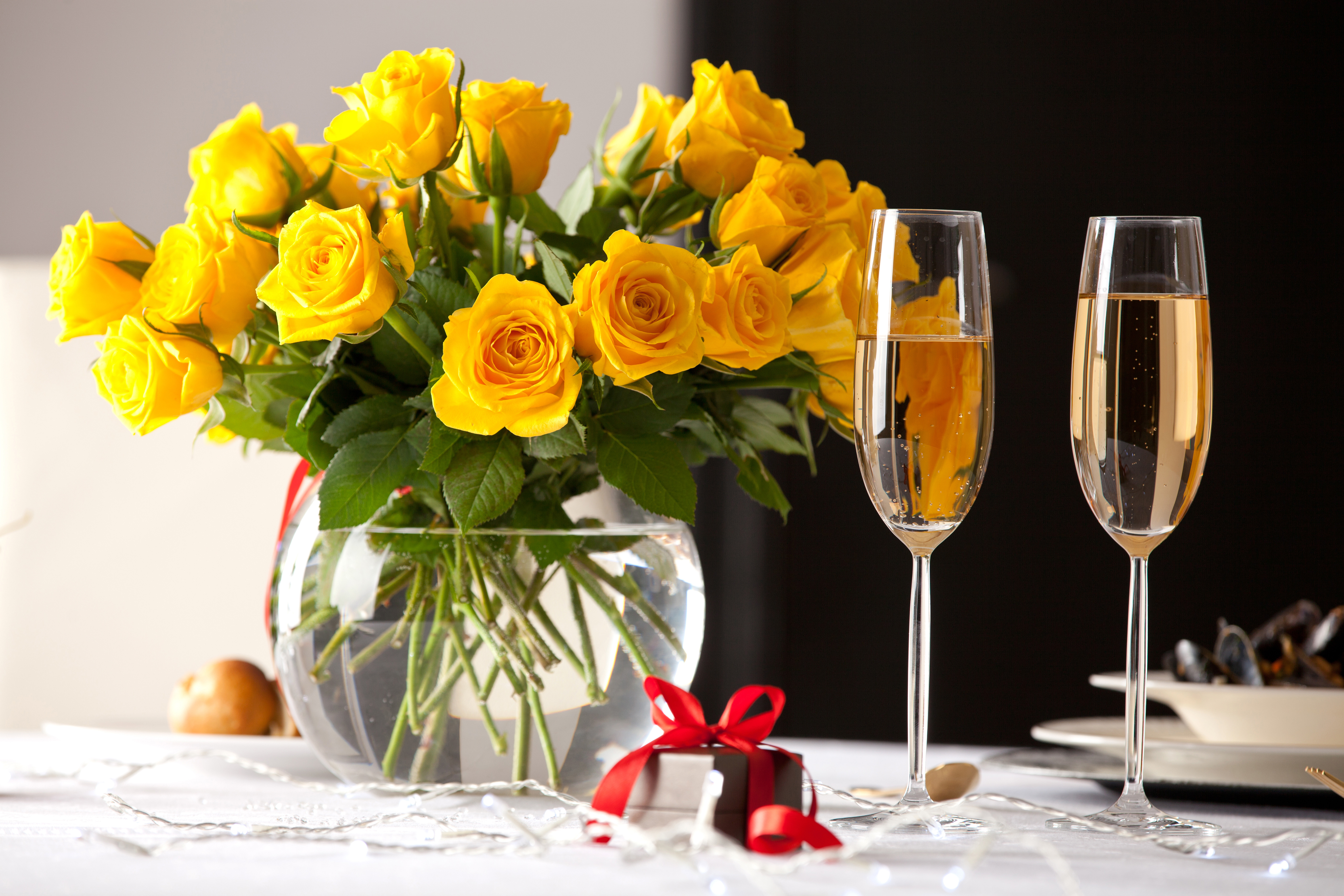 無料モバイル壁紙花, 薔薇, 贈り物, シャンパン, 写真撮影, 黄色い花, 愛する, ロマンチックをダウンロードします。