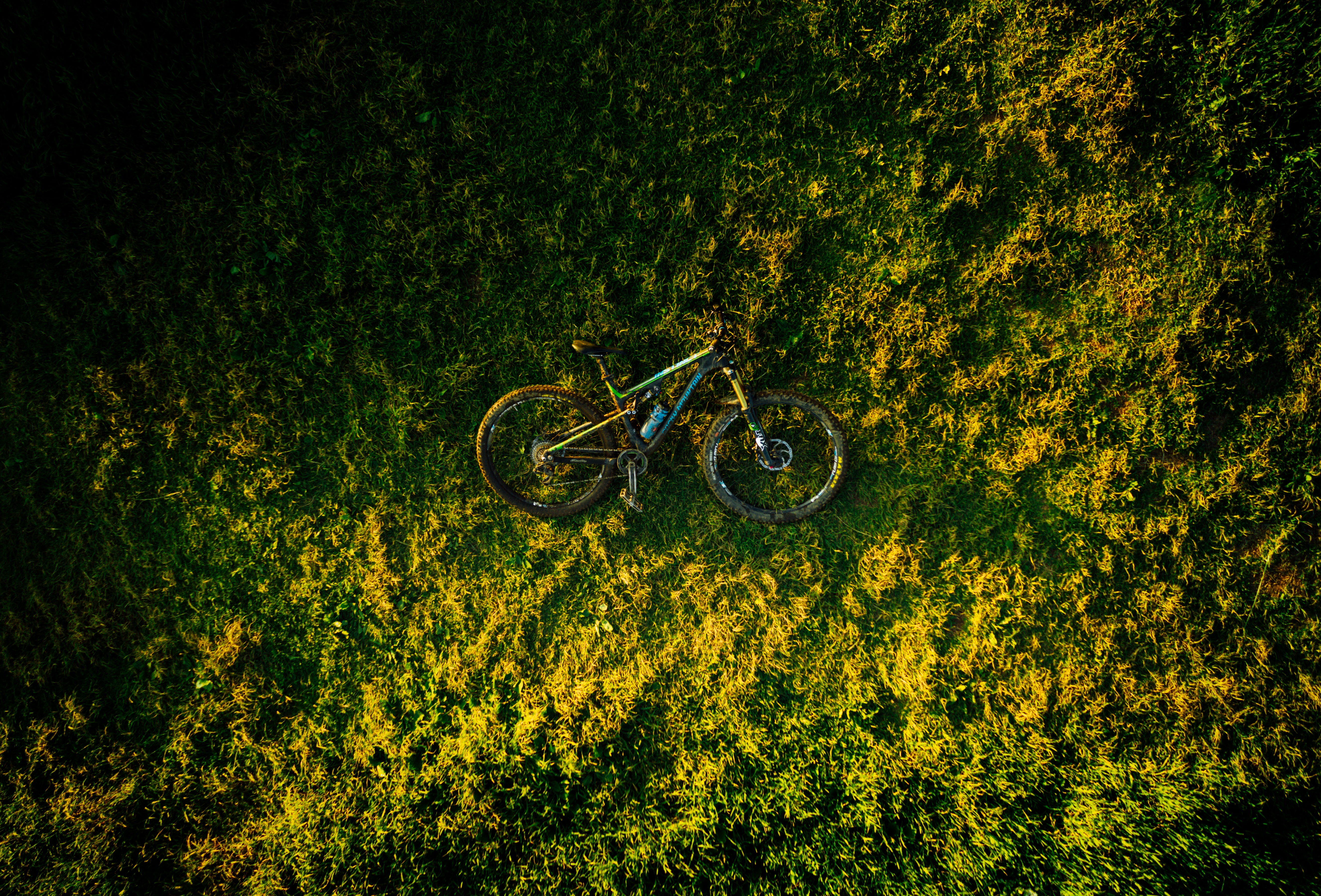 100939 скачать обои велосипед, трава, вид сверху, разное - заставки и картинки бесплатно