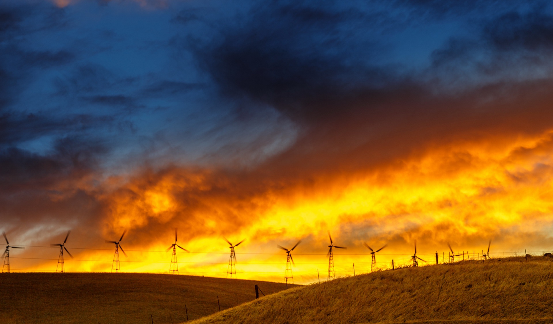 Handy-Wallpaper Hügel, Wolke, Windkraftanlage, Sonnenuntergang, Menschengemacht kostenlos herunterladen.